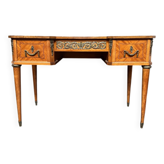 Louis XVI style marquetry desk. The top is decorated with green leather.