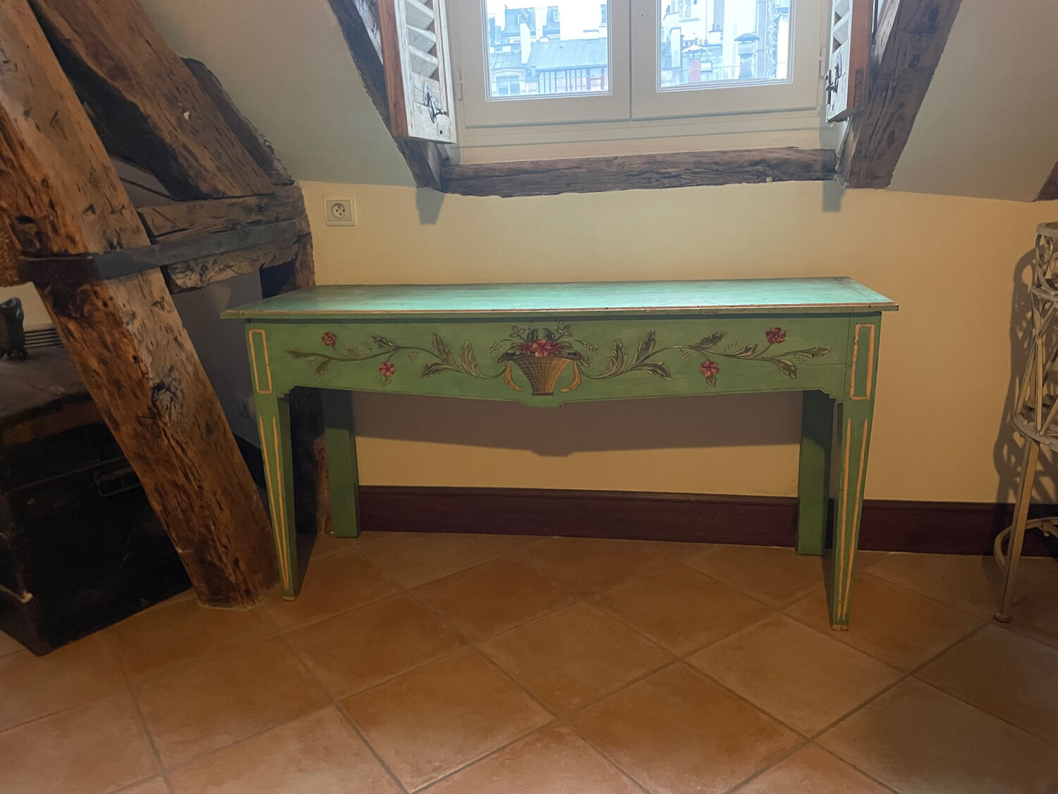 Console ancienne en bois vert et motifs floraux