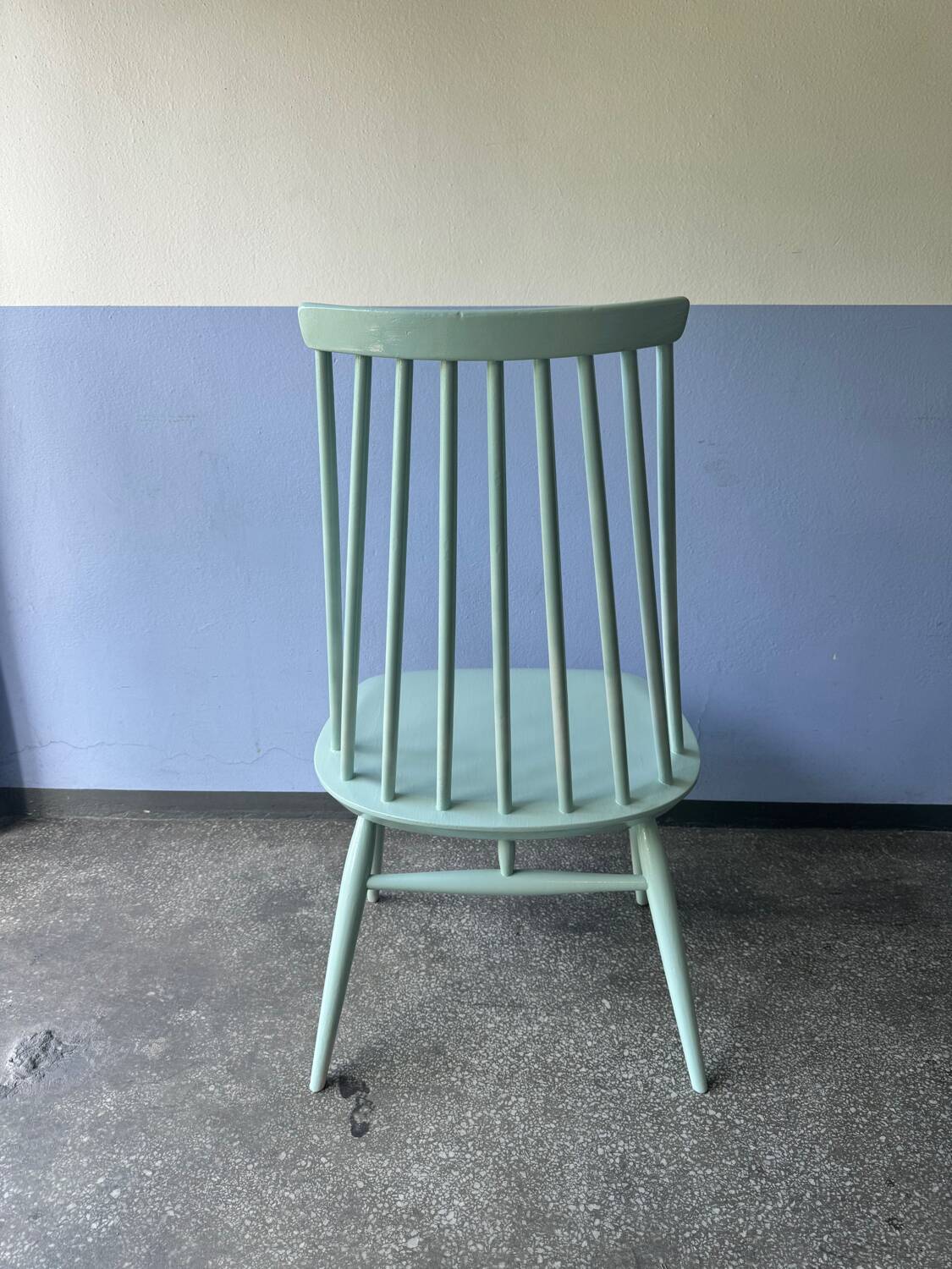 Chaise bâton blanche « Mademoiselle » du Finlandais Ilmari Tapiovaara