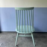 Chaise bâton blanche « Mademoiselle » du Finlandais Ilmari Tapiovaara