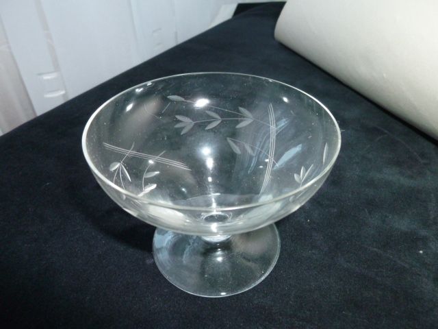 Set of 6 low glass champagne glasses ground decoration. 50s