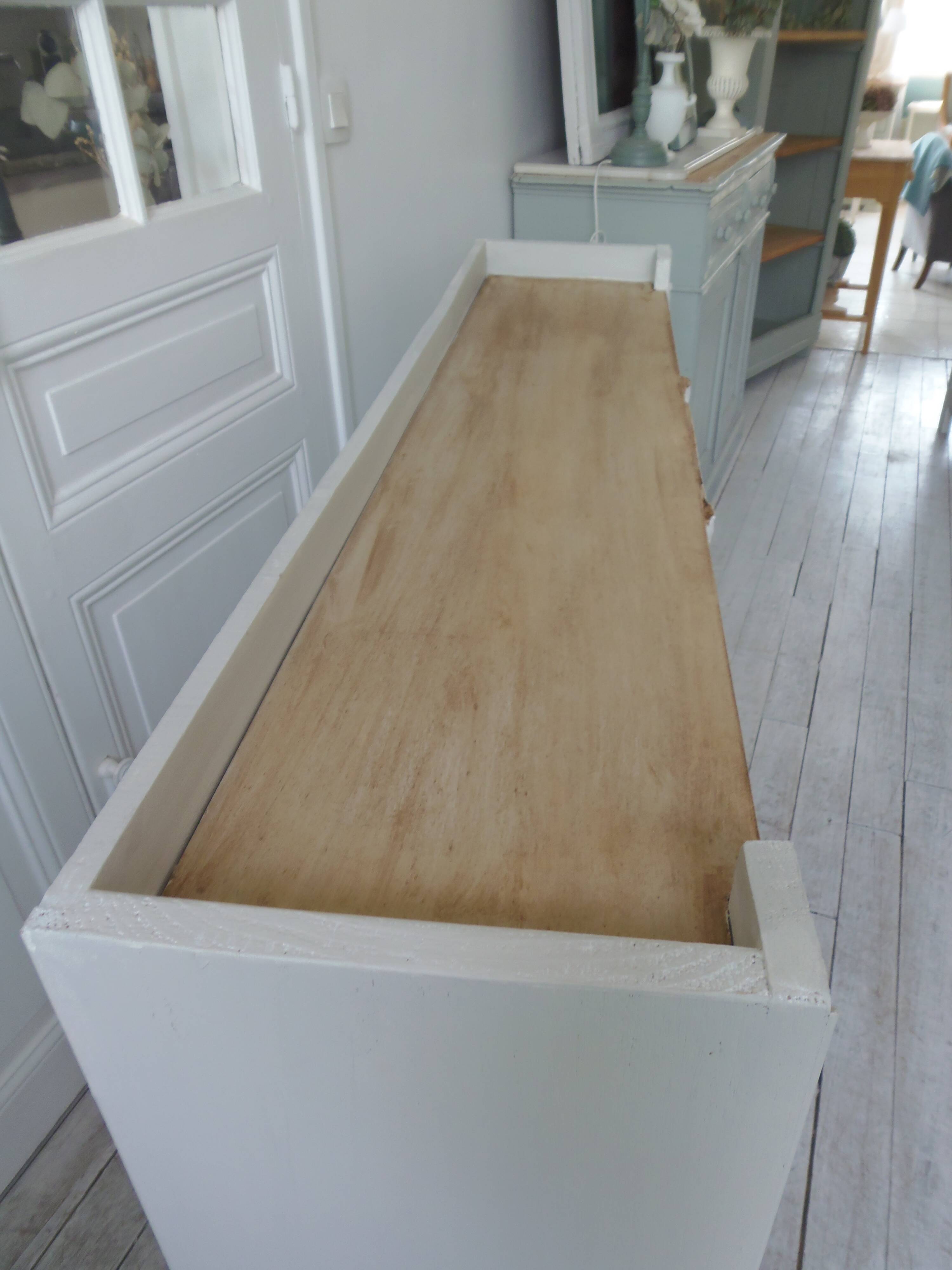 Vitrine, console vintage réenchantée en gris perle, plateau bois.