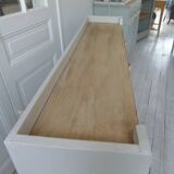 Vitrine, console vintage réenchantée en gris perle, plateau bois.