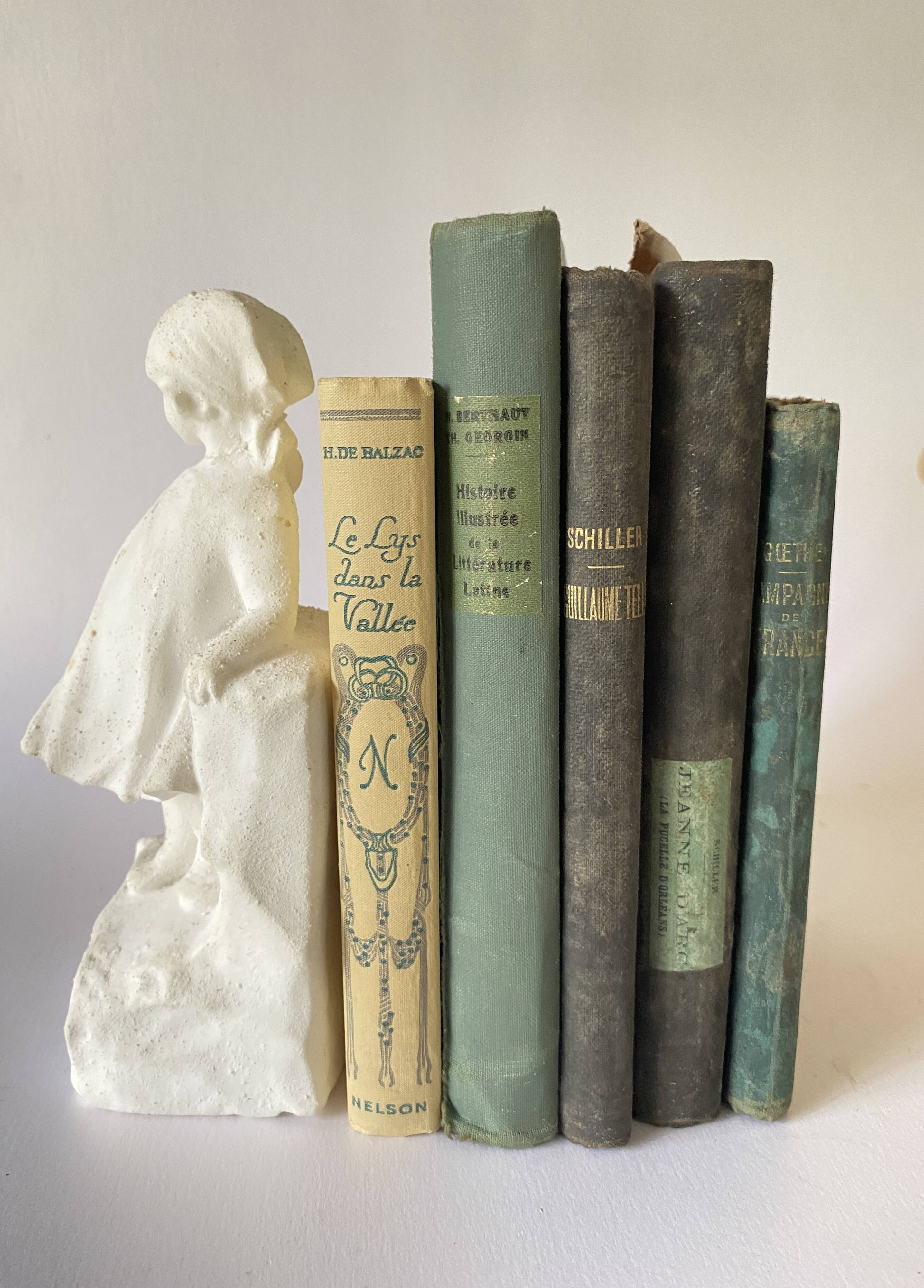 Serre-livres en plâtre, fillette au panier