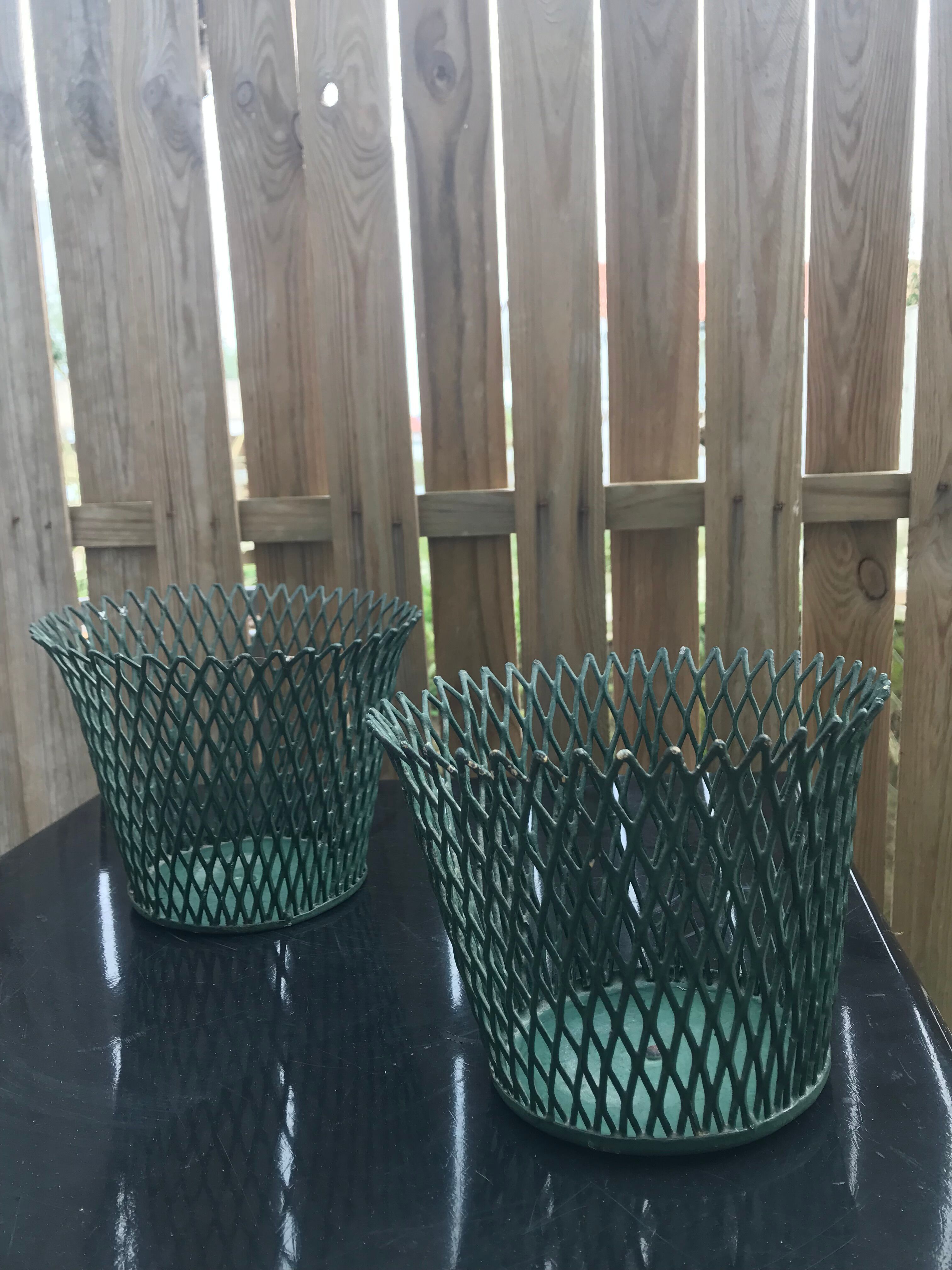 Paire de cache pots en métal vert ajouré par Mathieu Mategot 1950