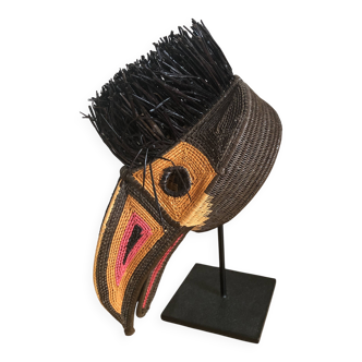 Parrot mask made of woven fibres