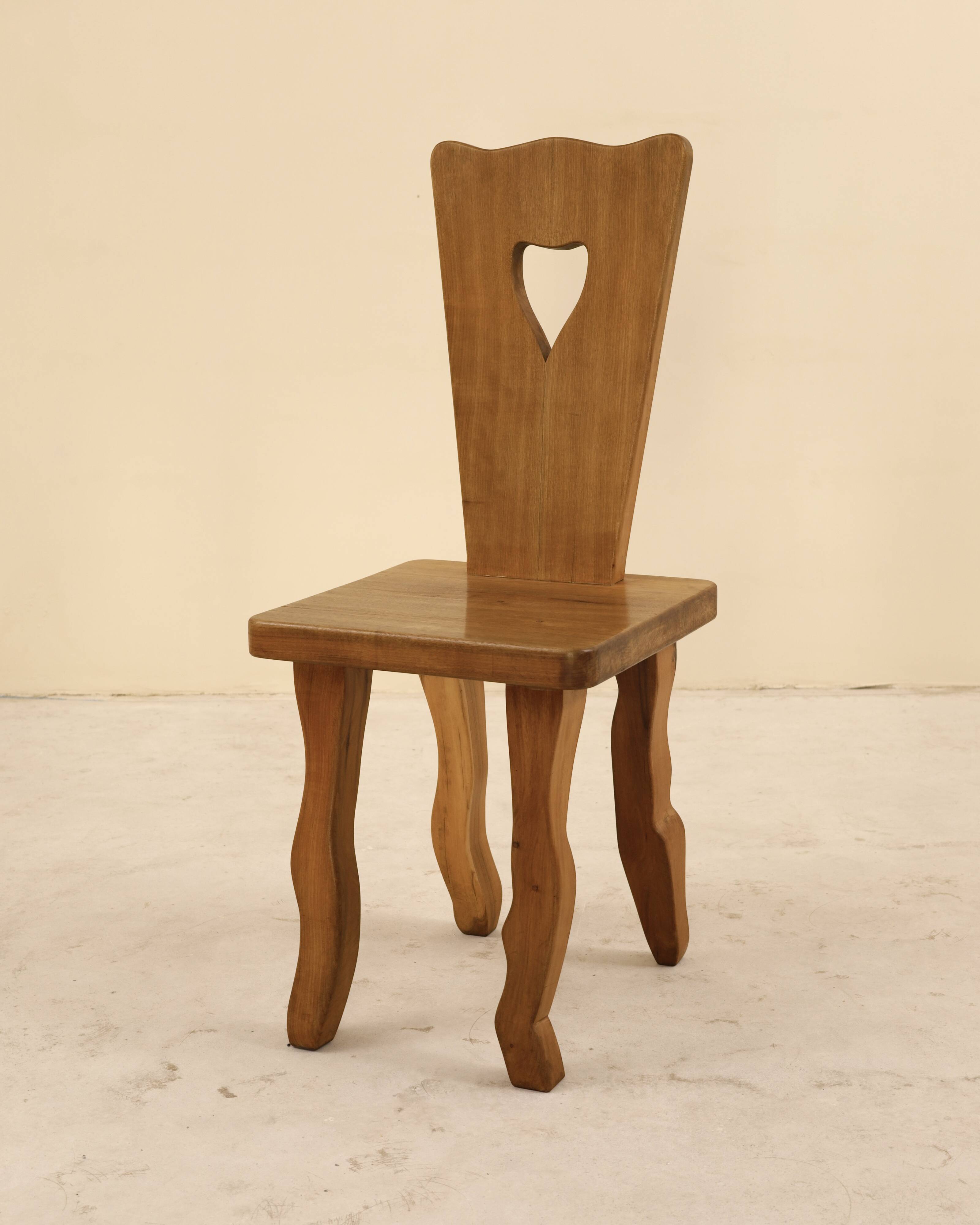Ensemble de 6 chaises en noyer massif, France, 1970's