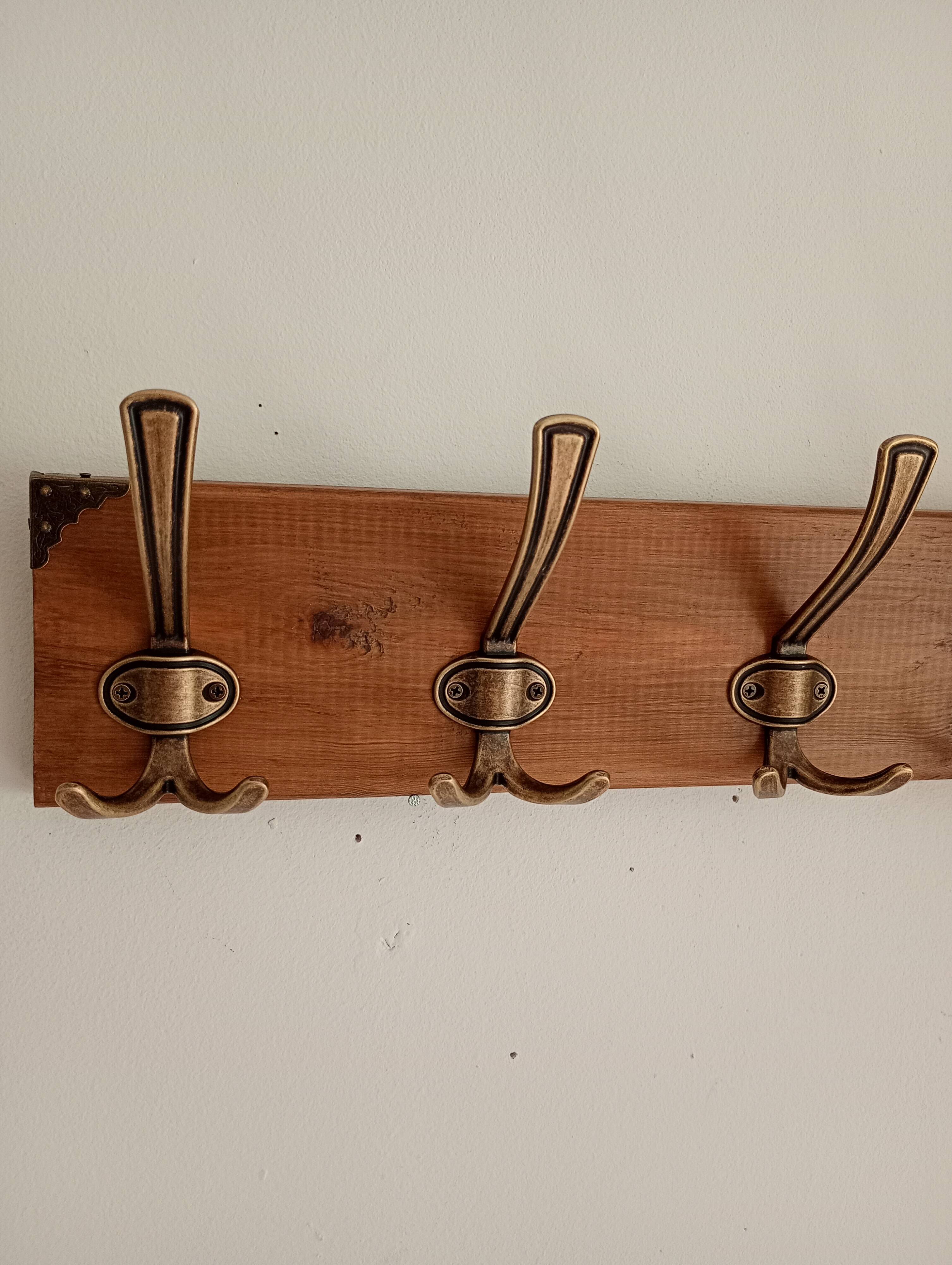 Wall-mounted coat rack in wood – 4 metal hooks – 45 cm