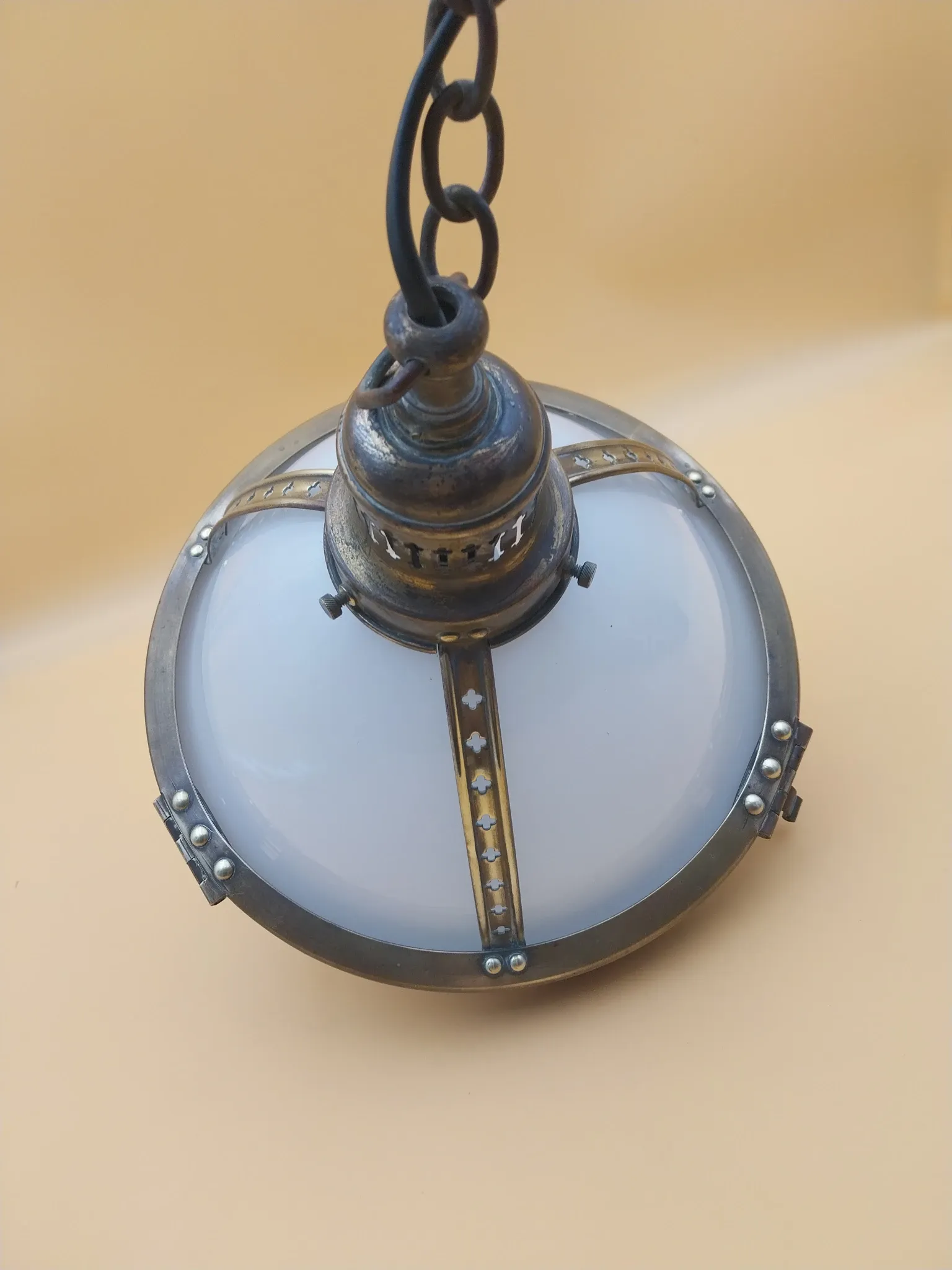 Suspension laiton et opaline
