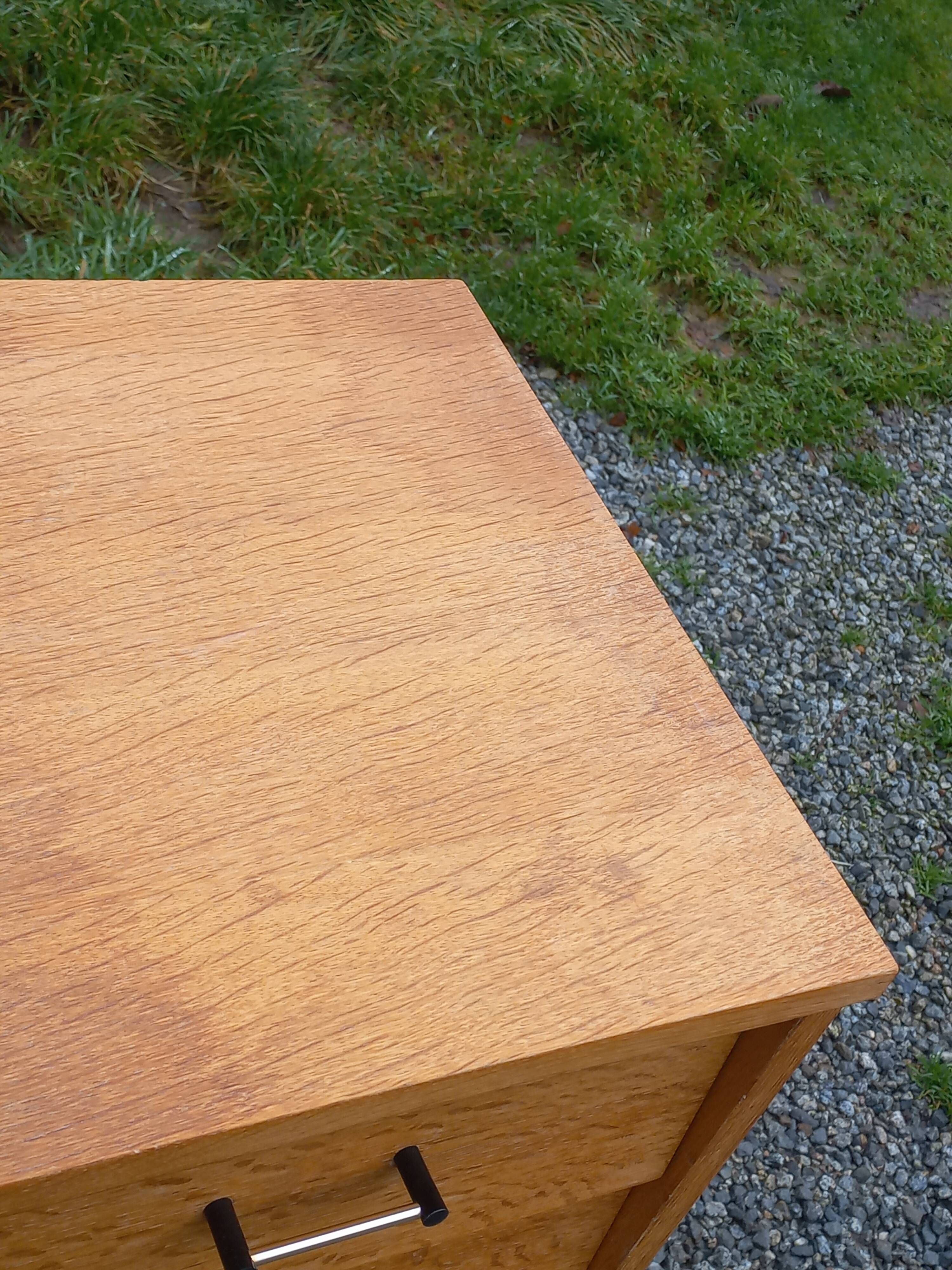 Vintage oak chest of drawers with 4 drawers from the 1960s.