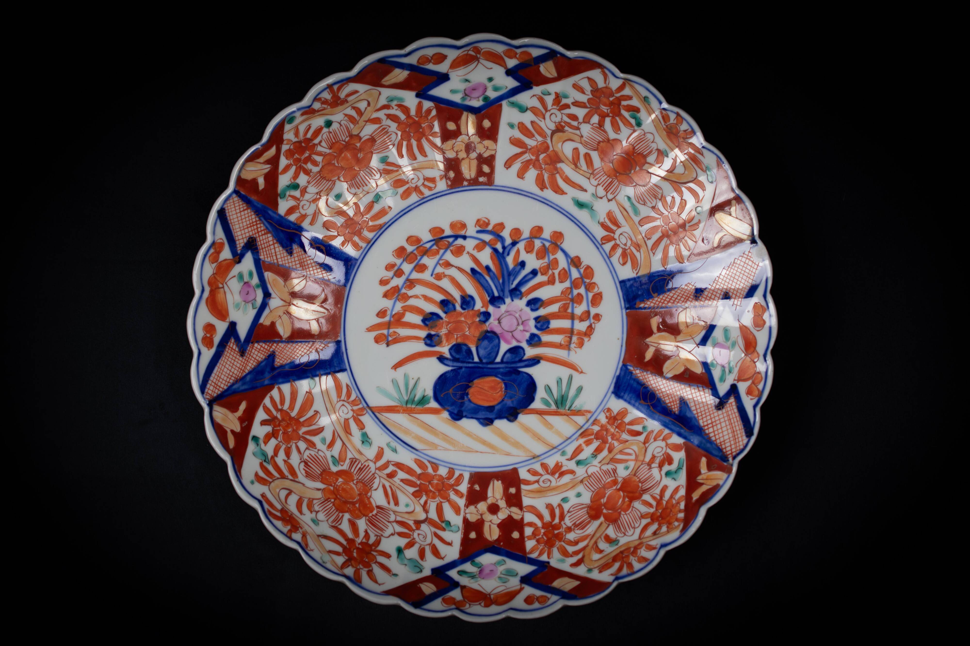 Japanese Imari porcelain dish with radiant decoration and scalloped edges