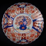Japanese Imari porcelain dish with radiant decoration and scalloped edges