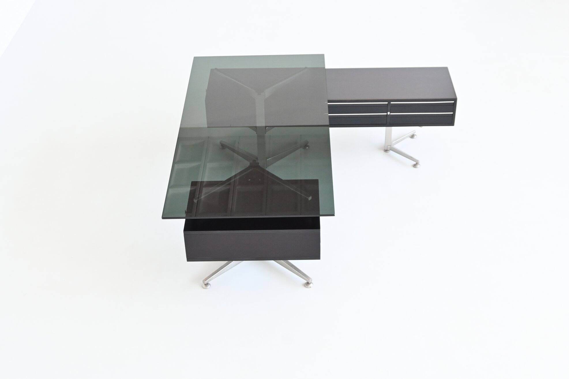 Bureau d'angle exécutif Abbondinterni en acajou et verre, Italie, 1970