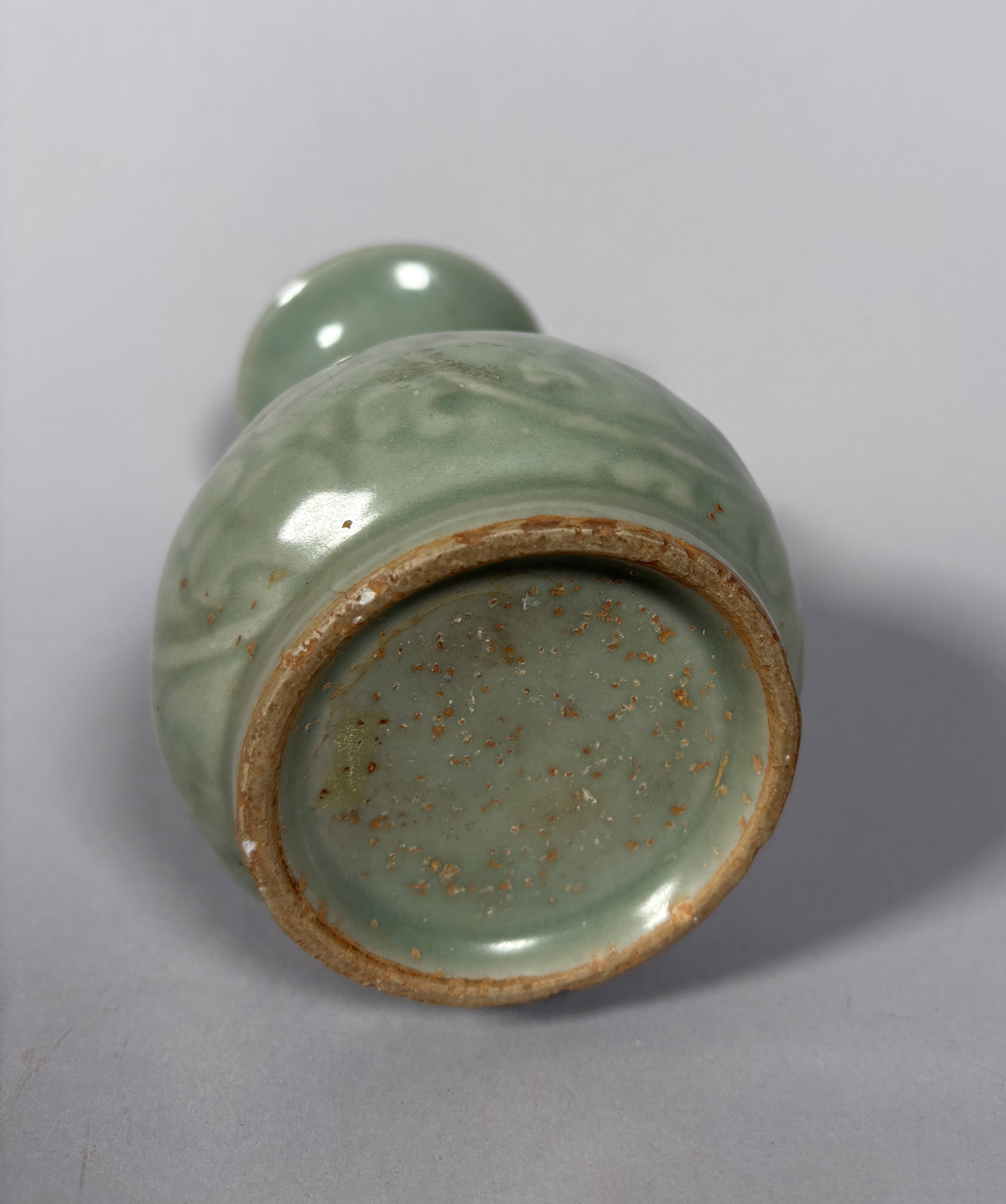 Celadon stoneware vase Longquan Yuan-Ming Dynasty - China