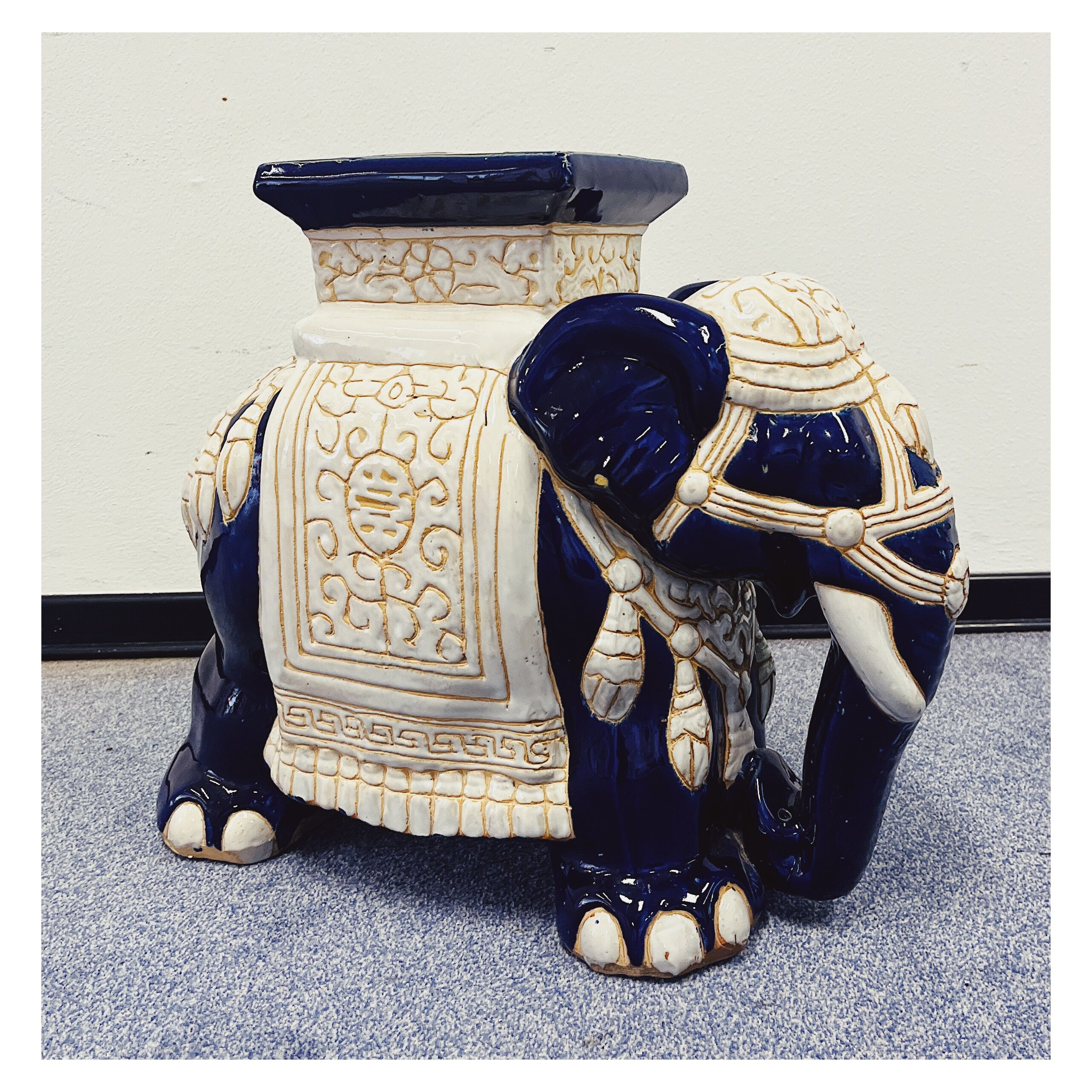 Plant table elephant ceramic