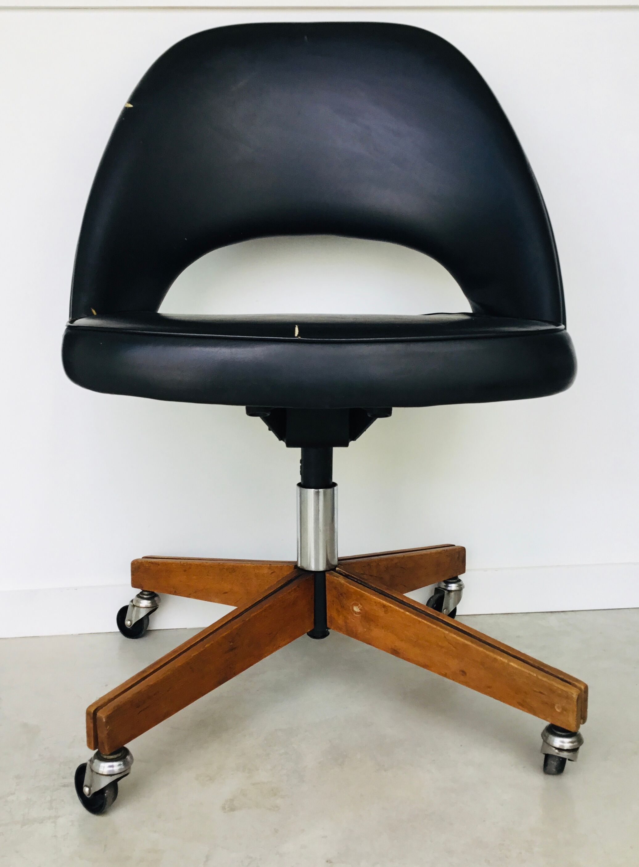 Conference chair with wheels by Eero Saarinen for Knoll International - 1950