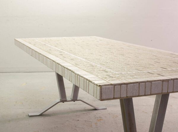 Grande table basse en carreaux de céramique de style Denisco vintage avec base chromée
