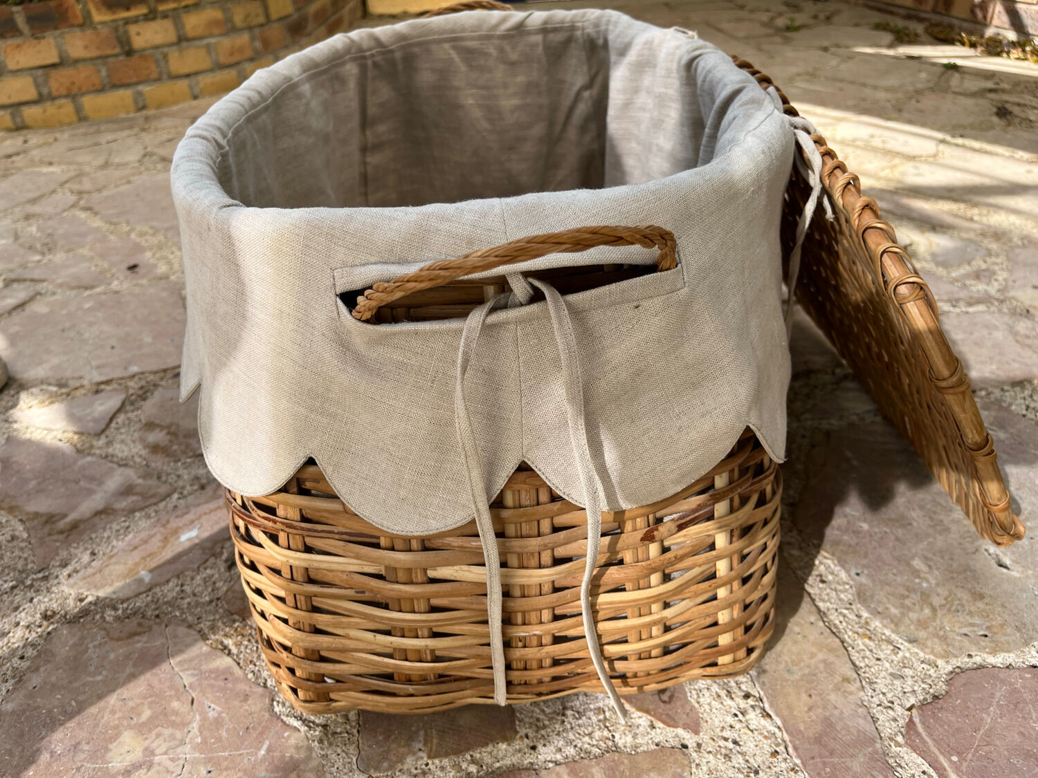 Wicker laundry basket
