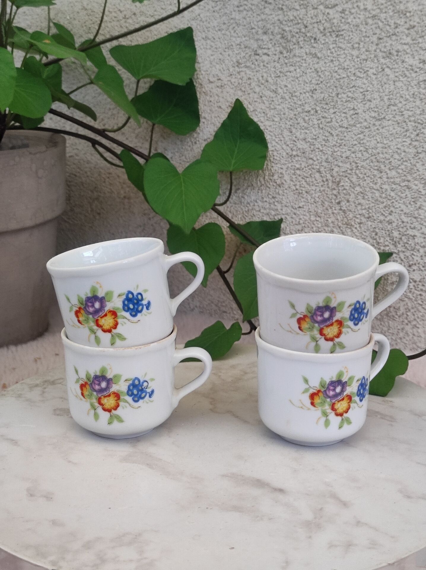 Coffee cup with floral design in porcelain