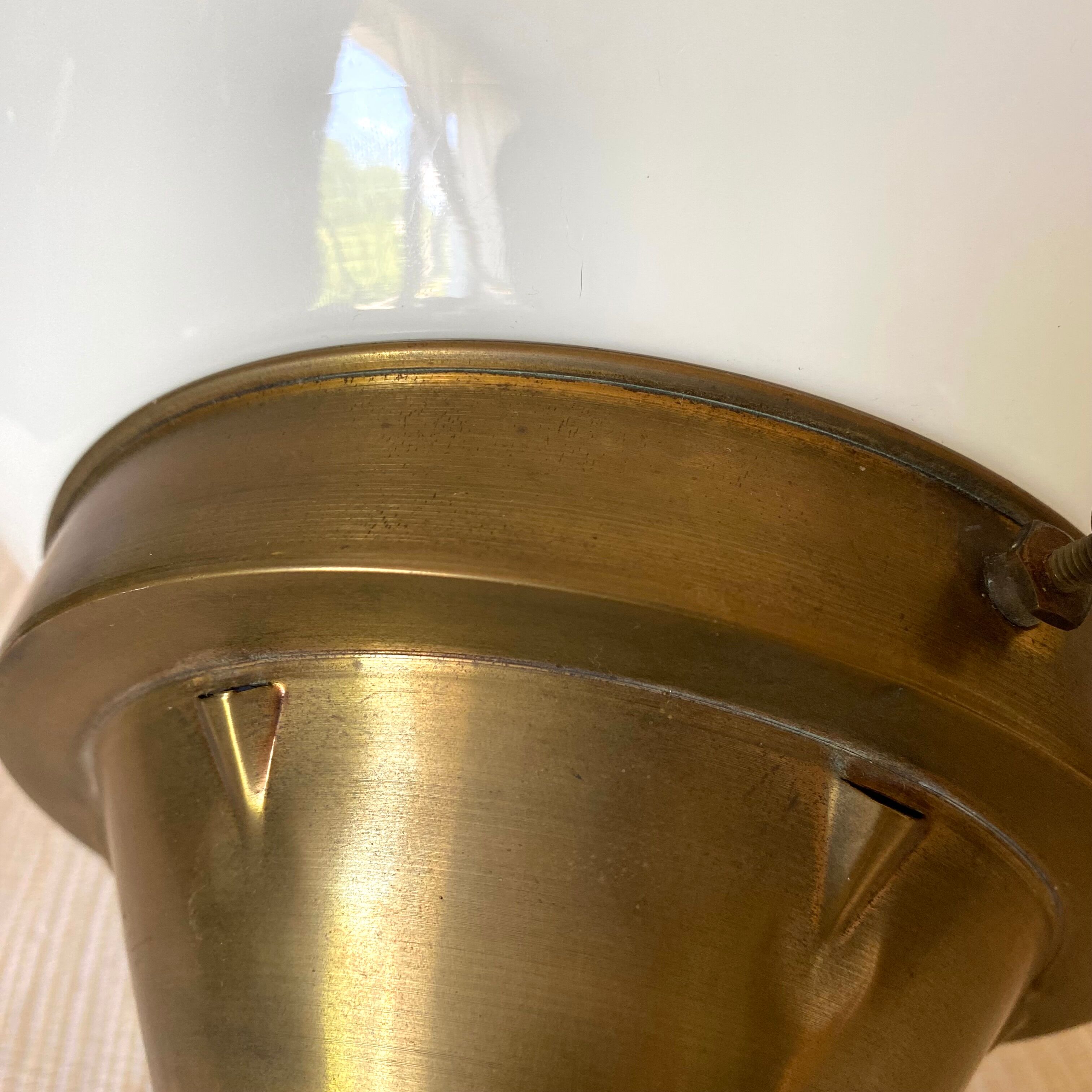 Plafonnier boule en opaline