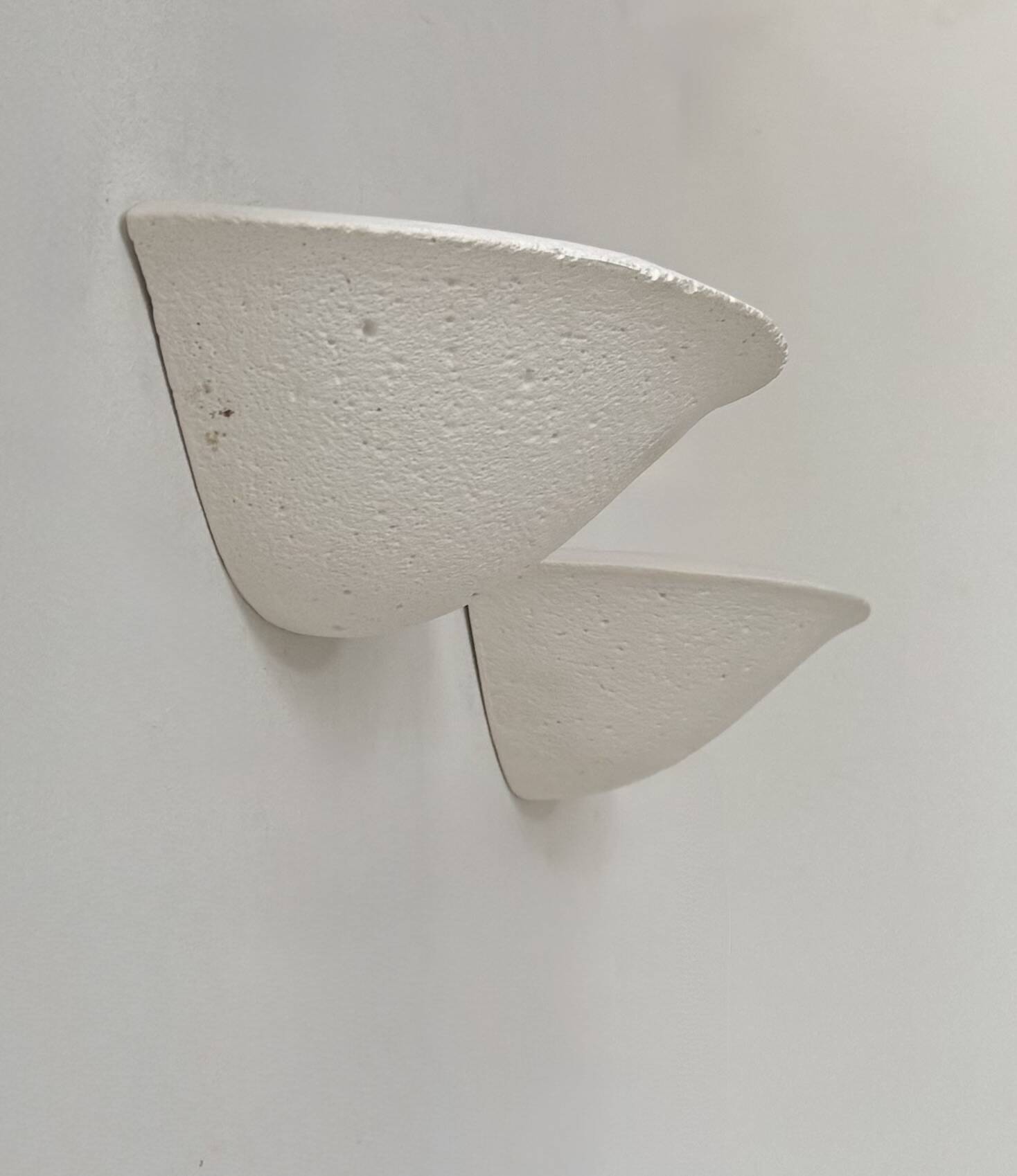 Paire d’applique vintage, plâtre blanc mat façon pierre, France, 1970