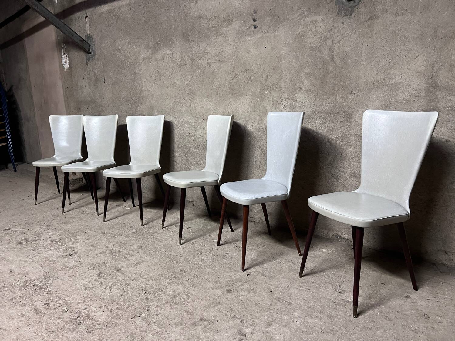 Serie de 6 chaises Baumann modèle Essor en simili cuir blanc