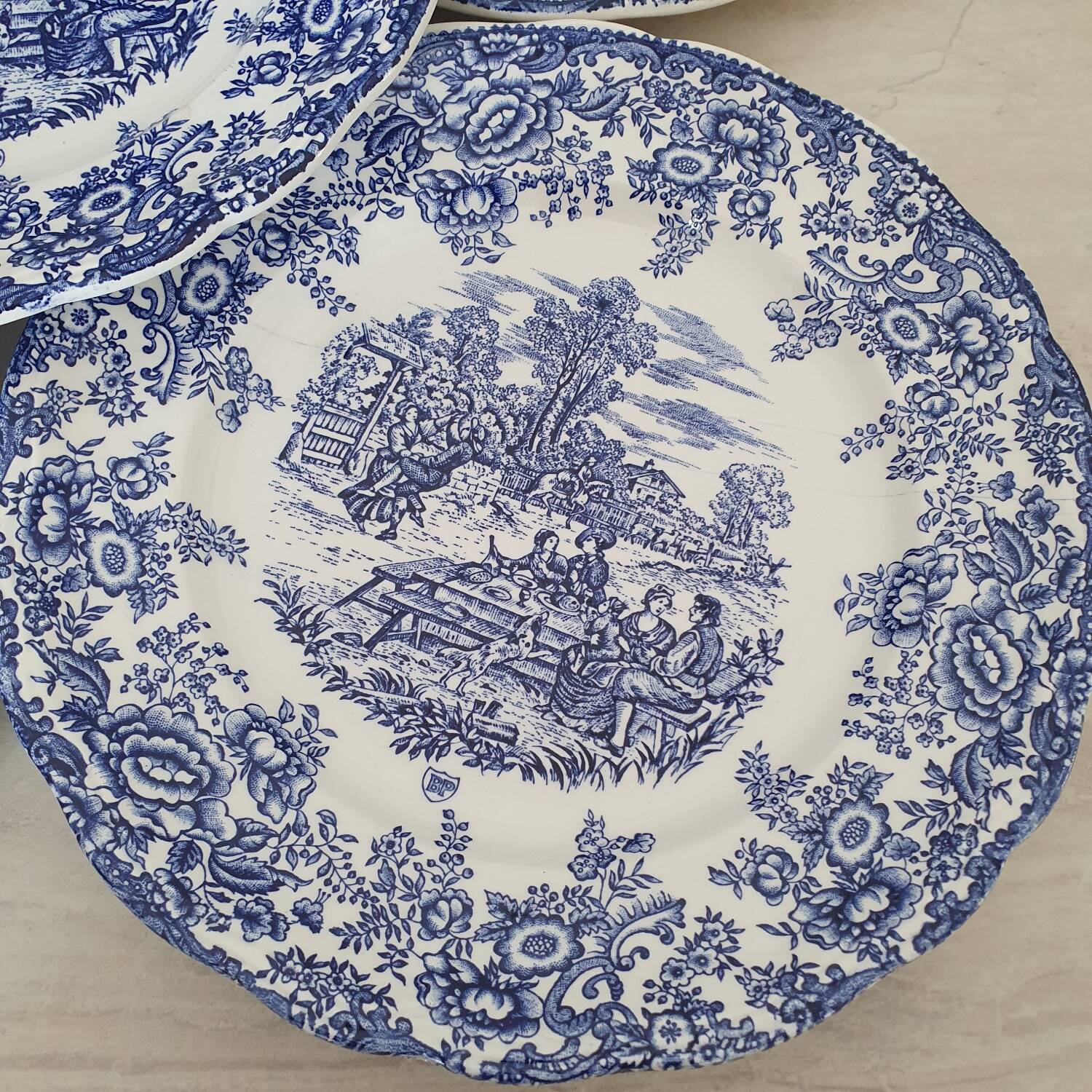 6 earthenware plates with floral and pastoral scene motifs