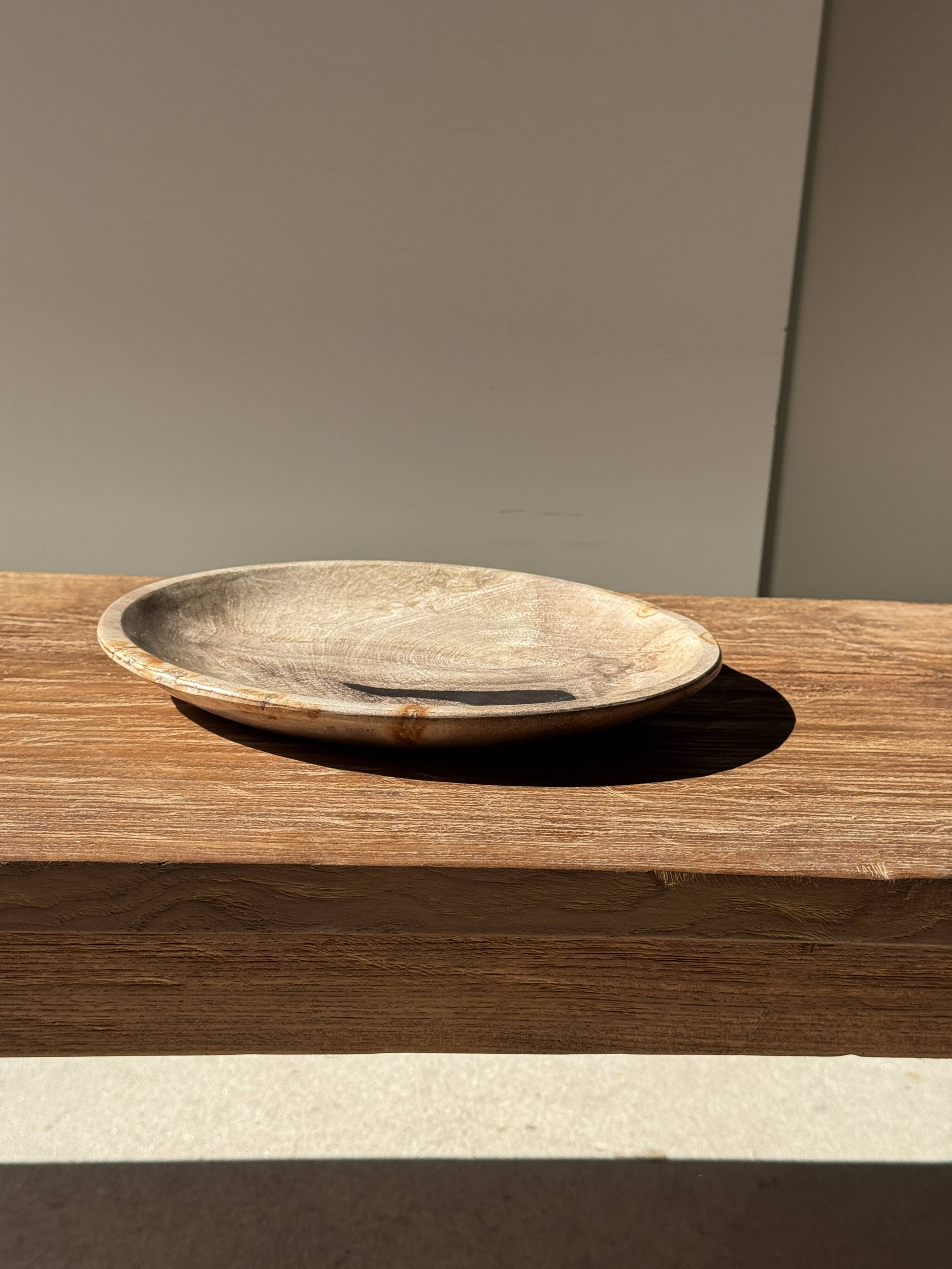 Vide poche, plat ou assiette circulaire en bois pétrifié beige tache noire