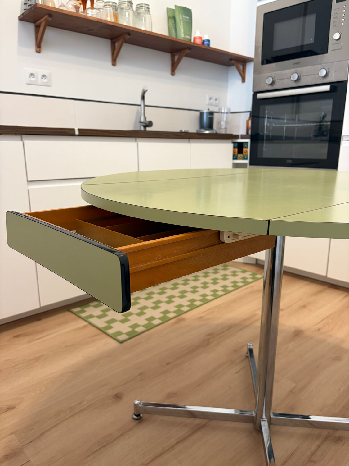 Round extendable folding Formica table with metal legs from the 50s/60s in green.