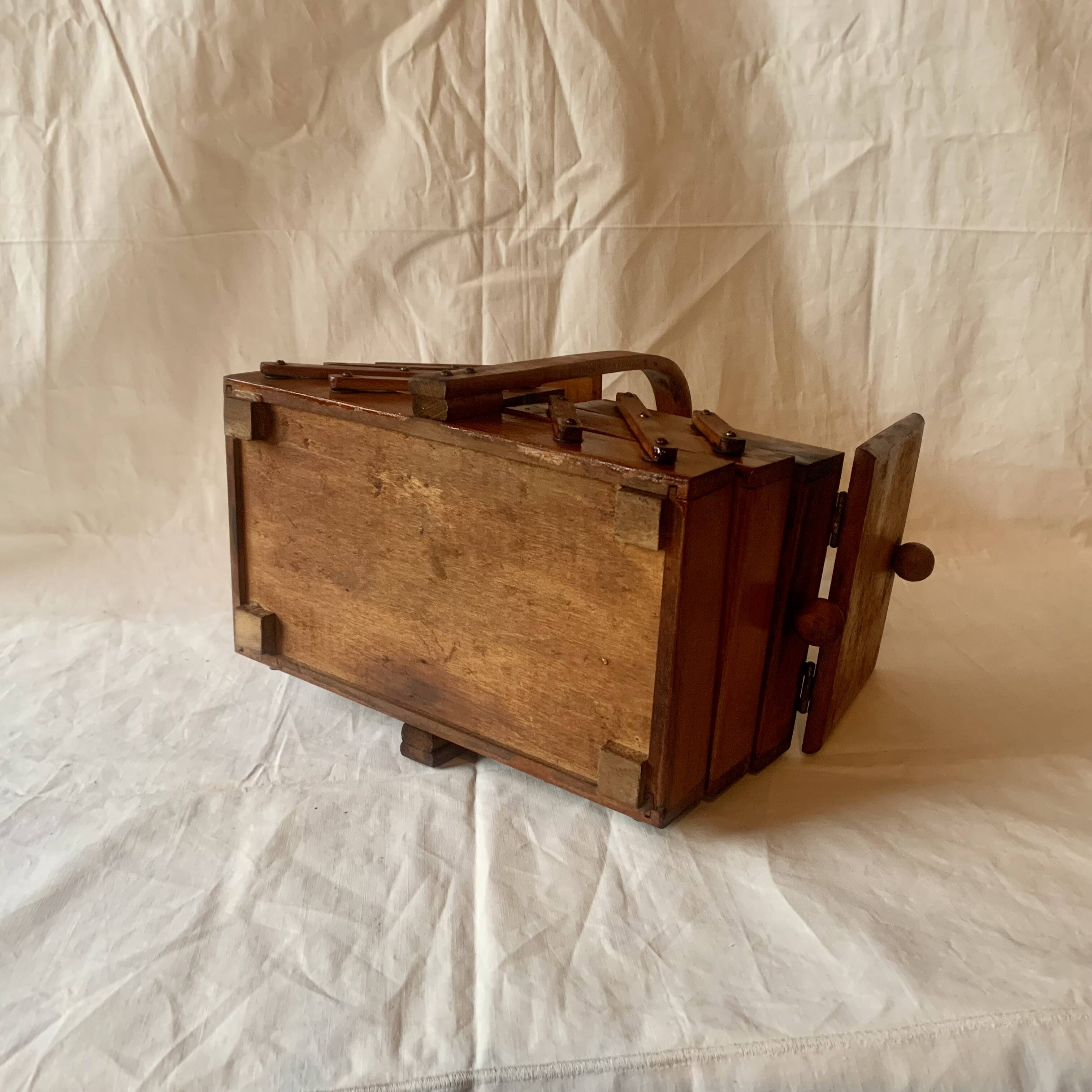 Petite travailleuse en bois vintage