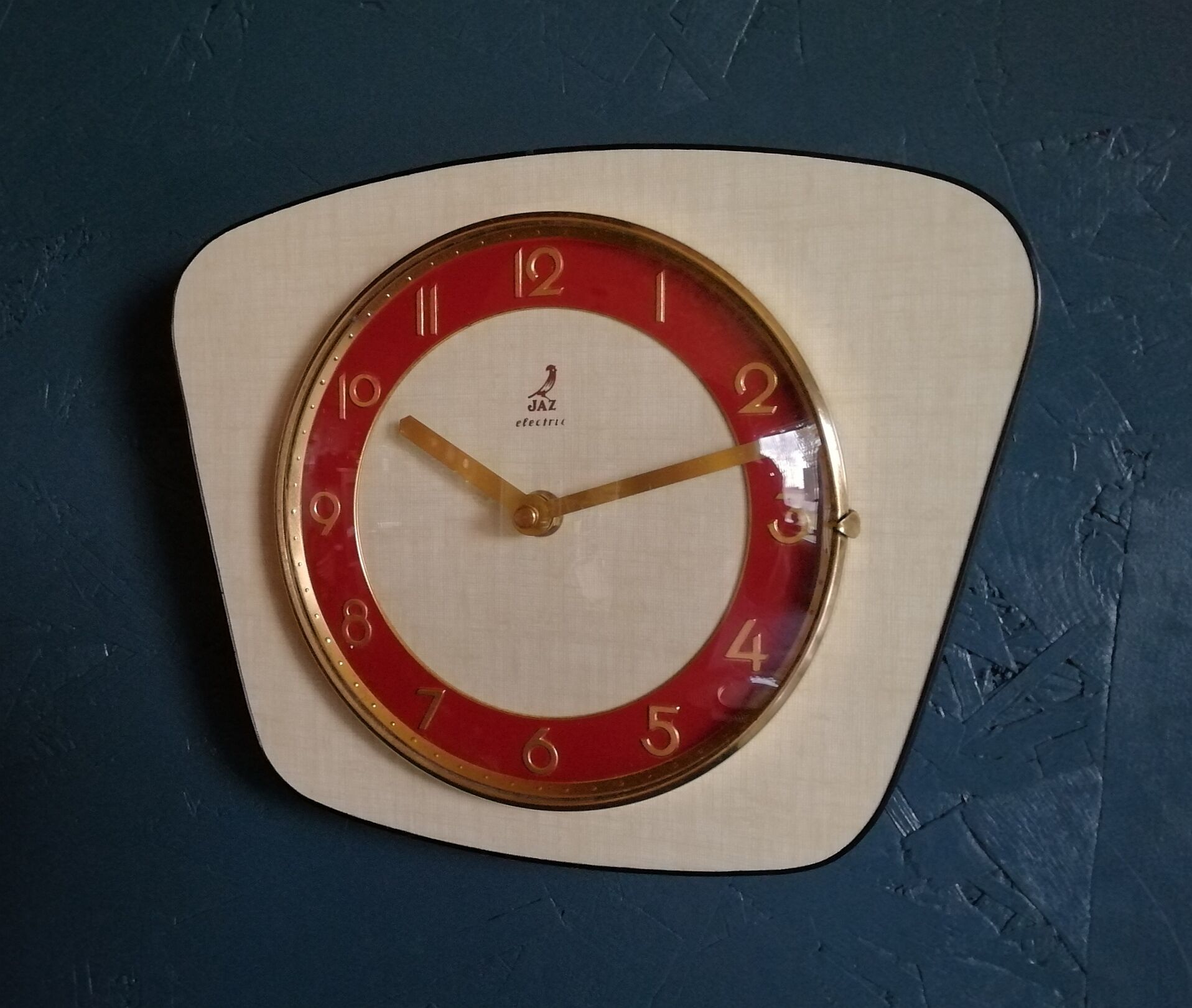Clock formica vintage wall clock silent trapeze "Jaz yellow red"