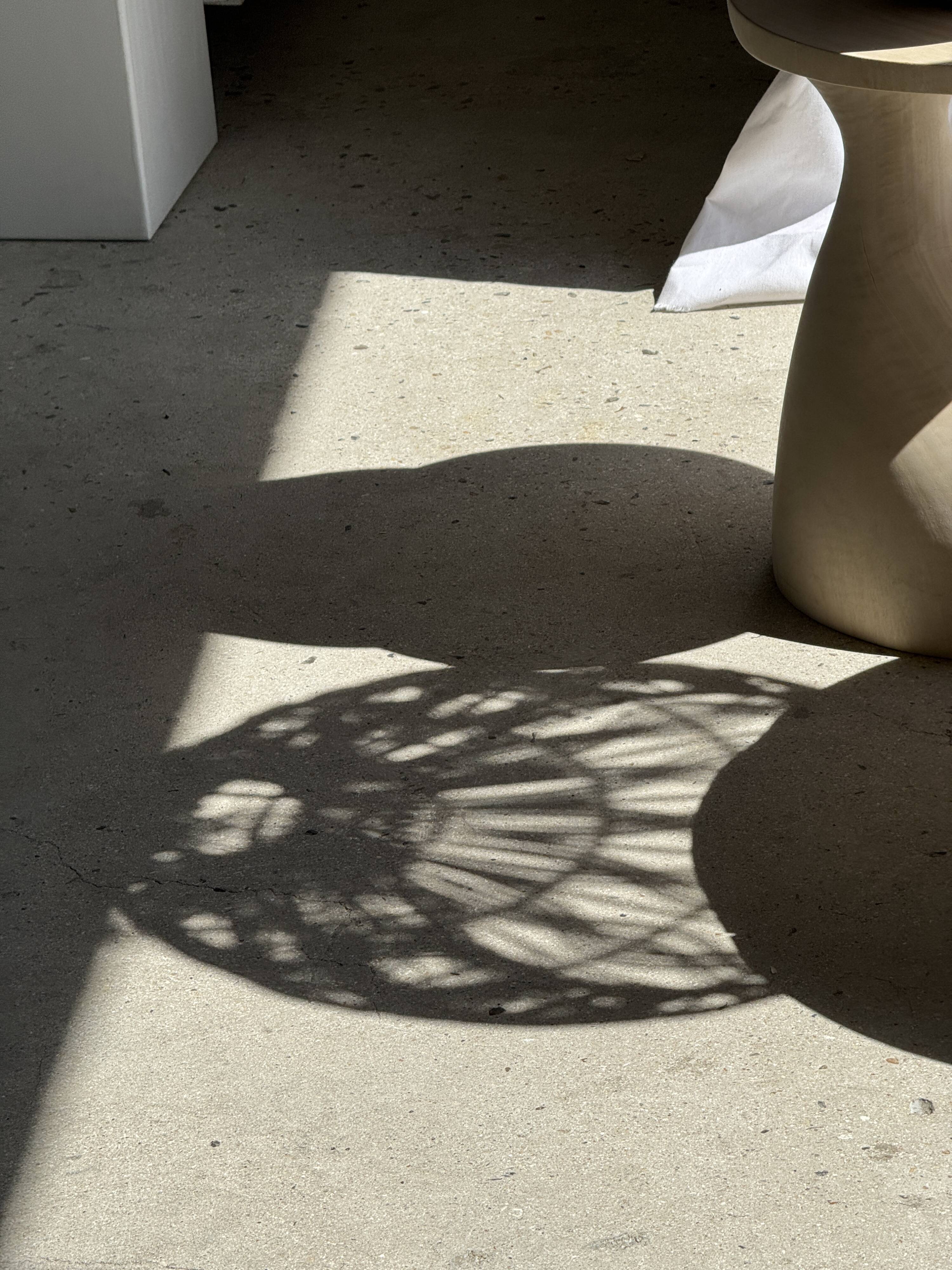 Suspension or rattan lampshade in the shape of a woven bulb.