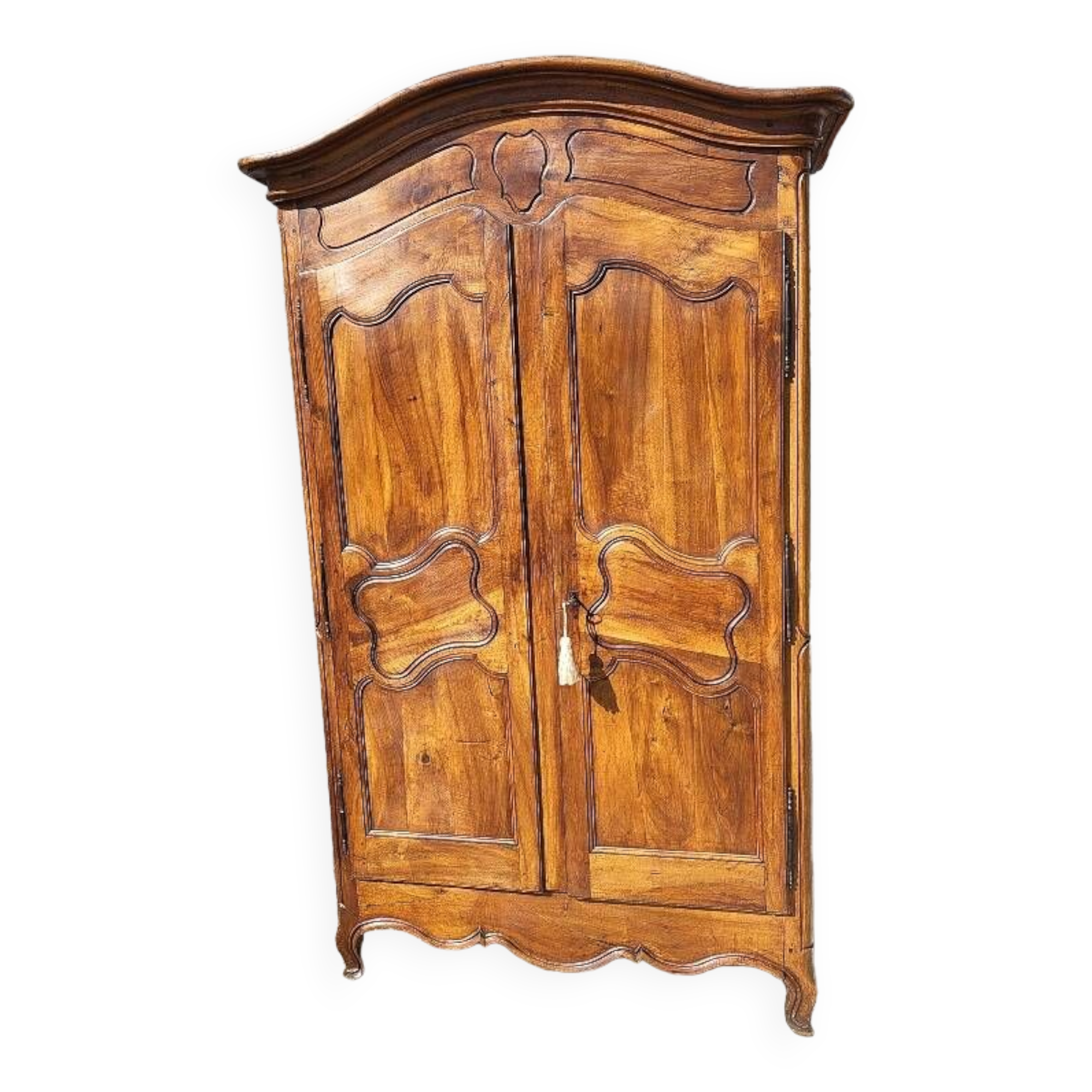 Armoire louis xv en noyer chapeau de gendarme