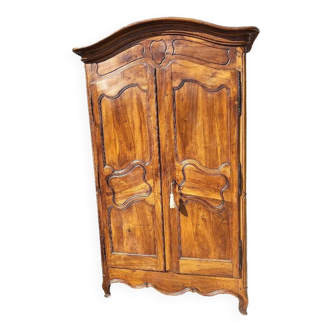 Armoire louis xv en noyer chapeau de gendarme