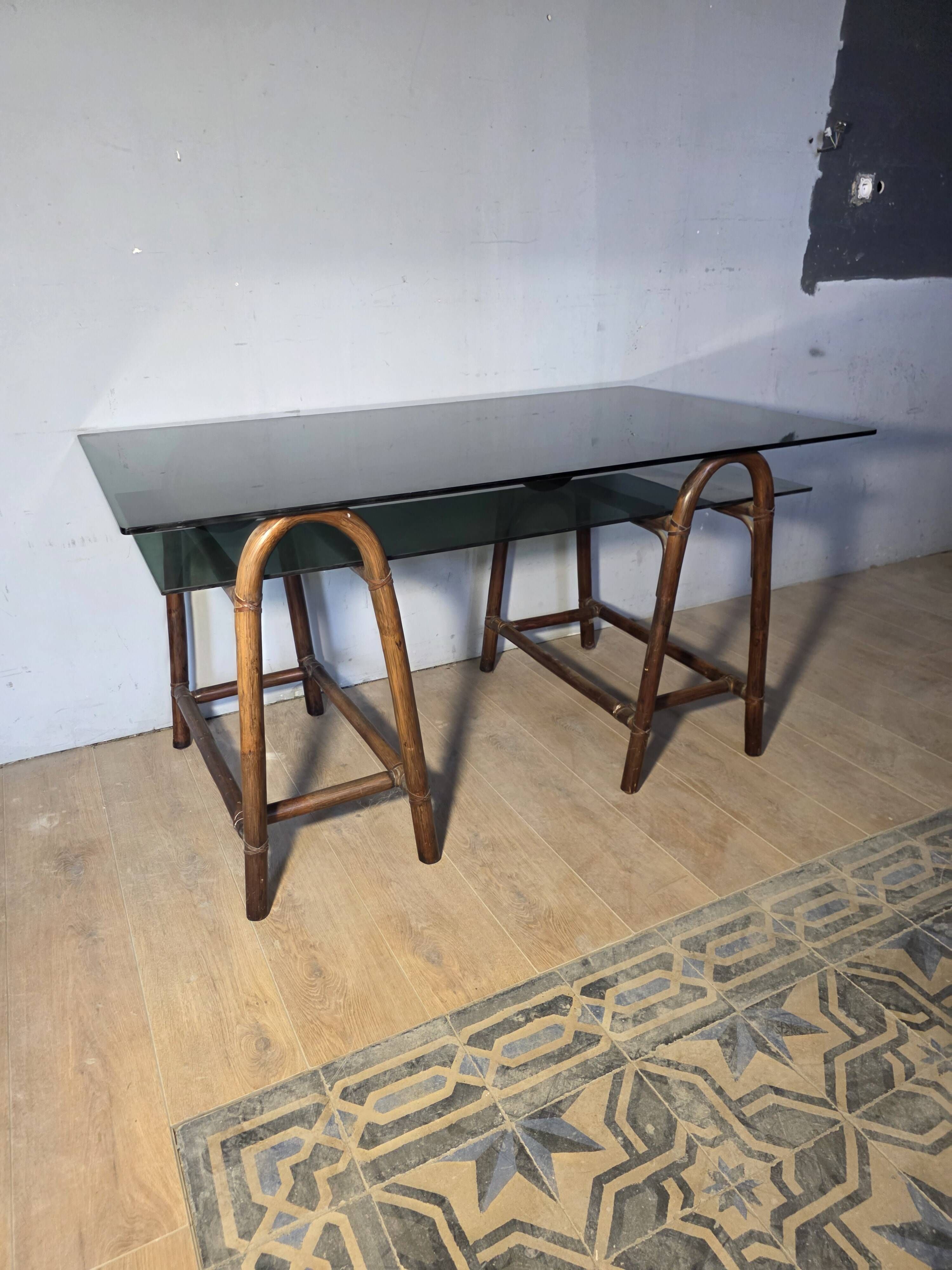 Bureau en rotin double plateau en verre fumé, années 70.