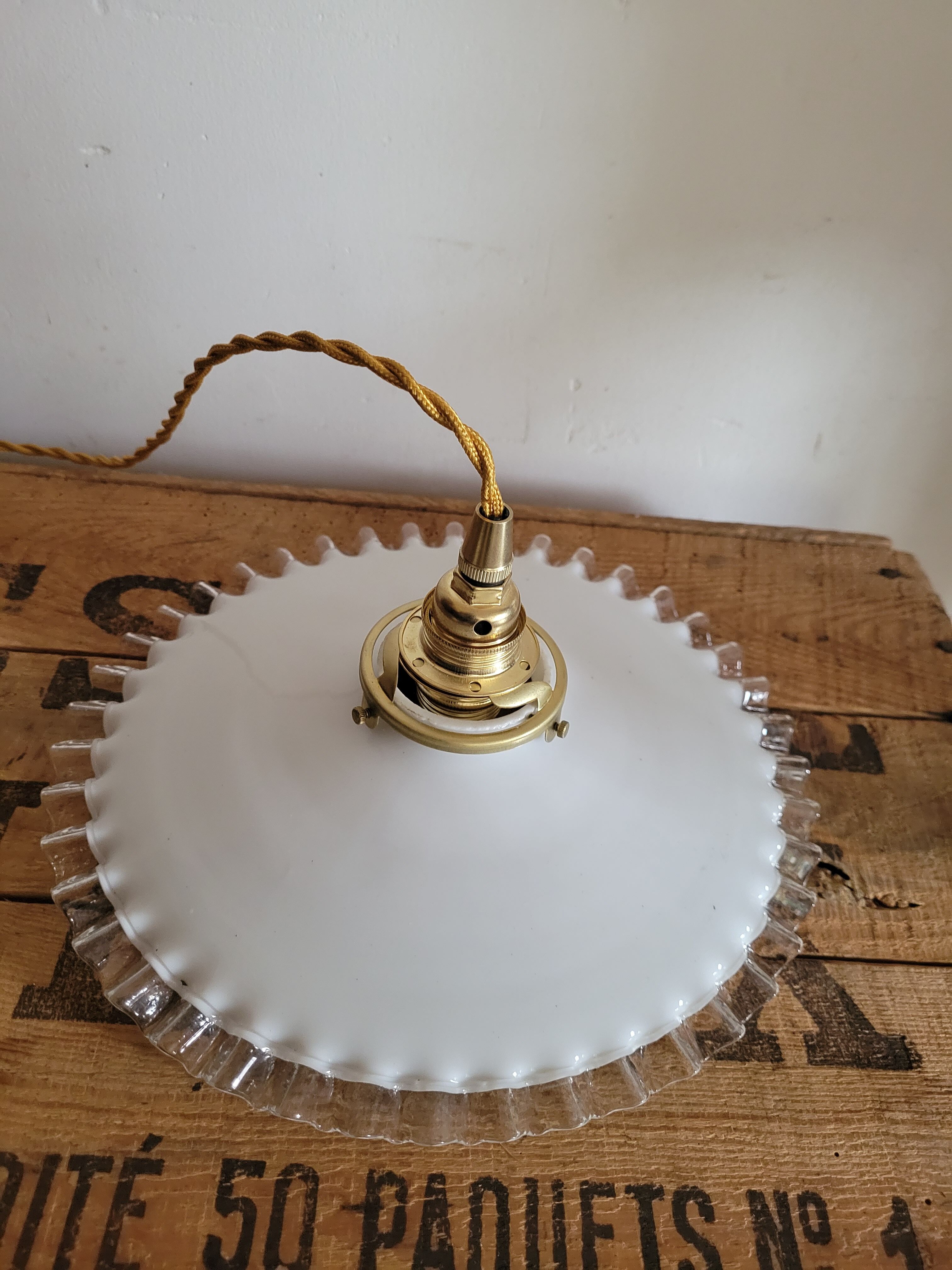 Serrated opaline suspension