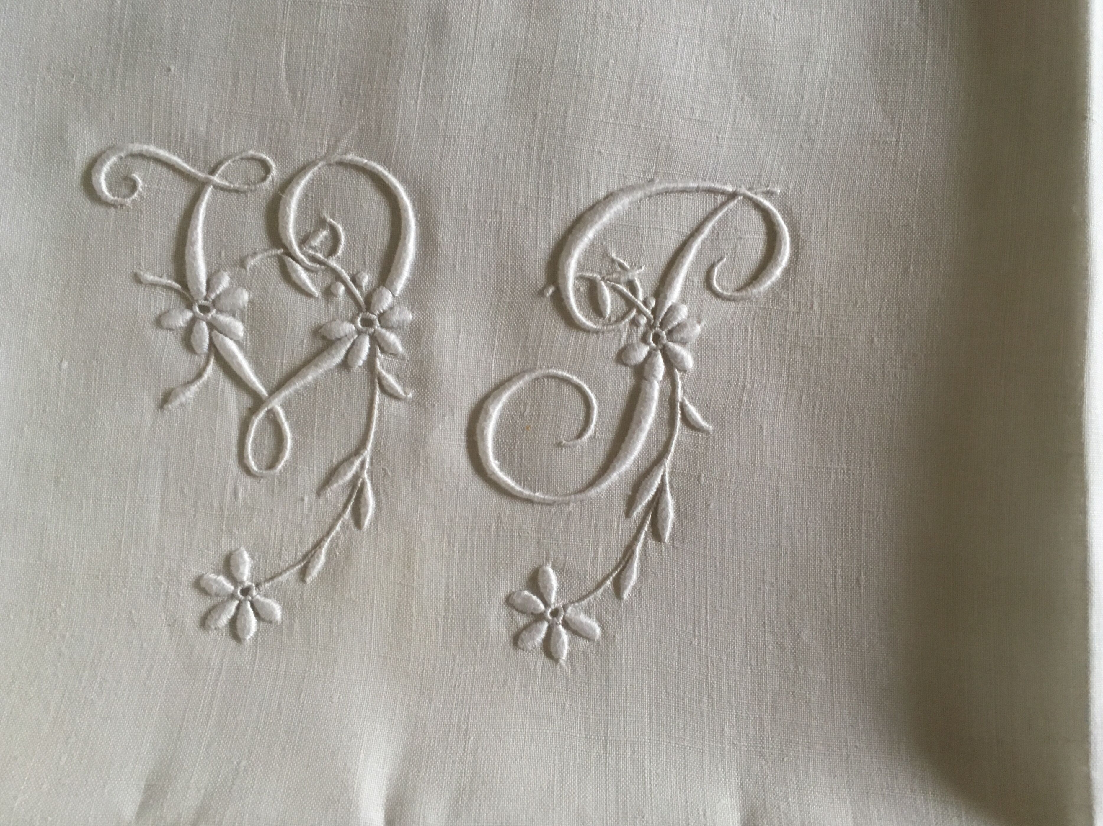 Sheet and pillowcases embroidered linen Richelieu old Castle