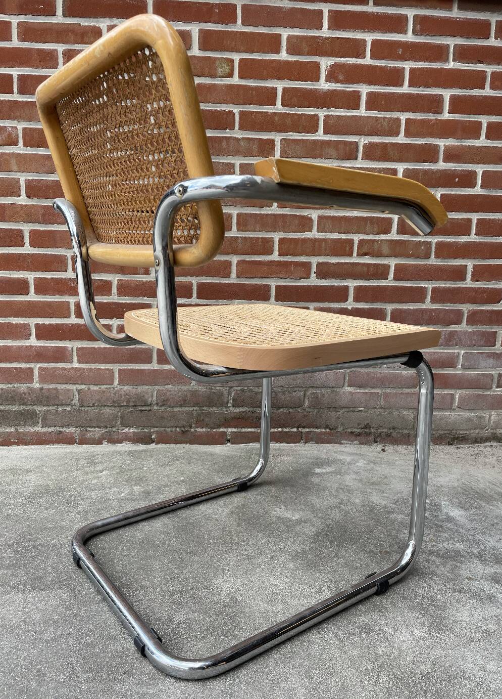 Cesca chair B64 with armrests by Marcel Breuer Design