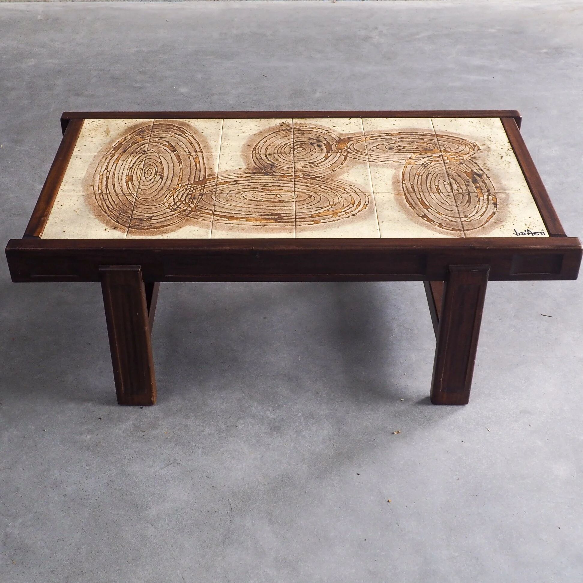 Table basse carrelée du milieu du siècle par Jean D’Asti
