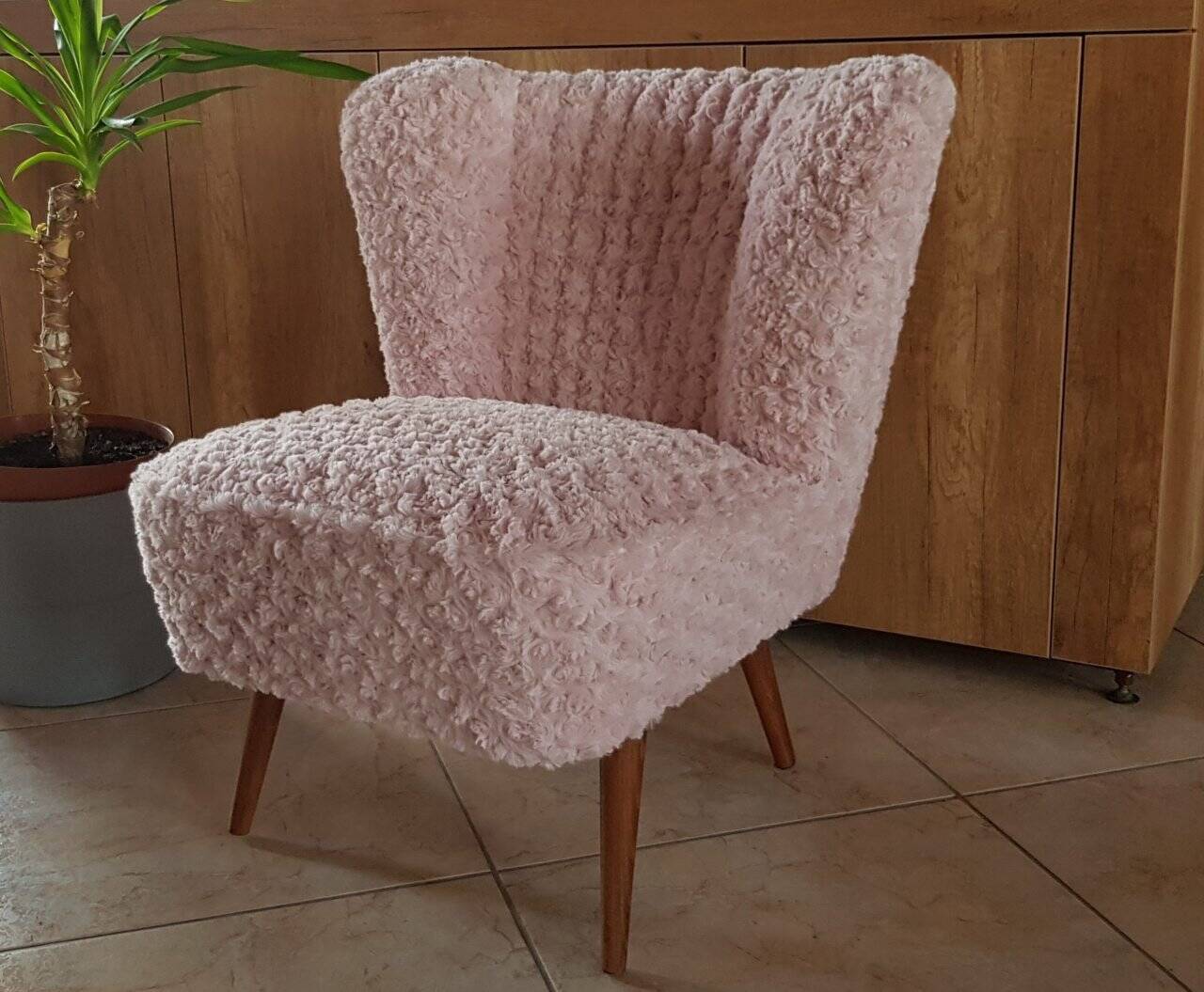 Mid-century cocktail chair in pink faux fur, solid beech legs, vintage style.