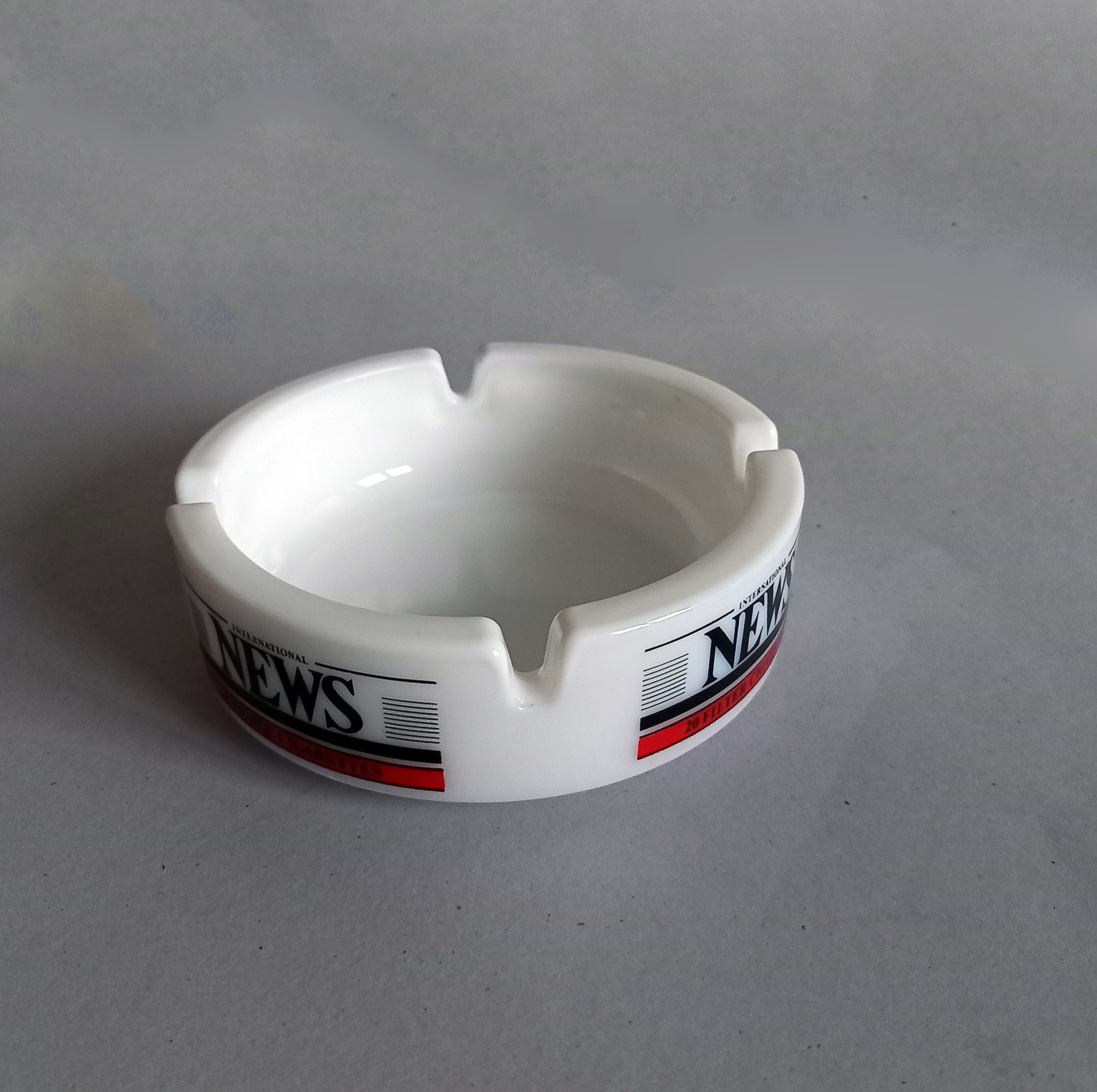 Set 2 advertising ashtrays Collection "International News" "Stewarts Cream Of The Barley" Vintage