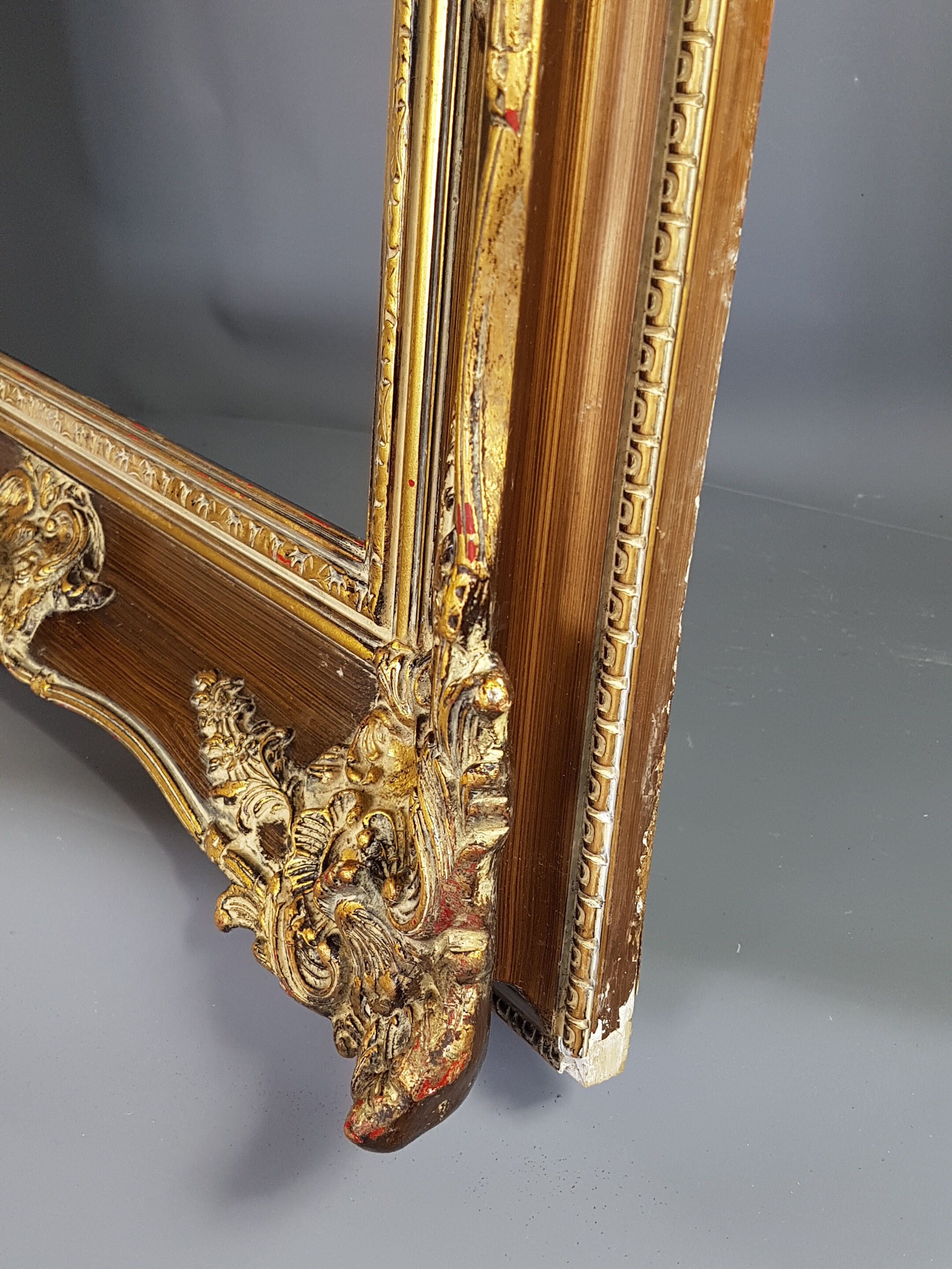 Large frame Louis XV style wood and gilded stucco patinated 78x69 cm, leaf: 55.5x46.5 cm