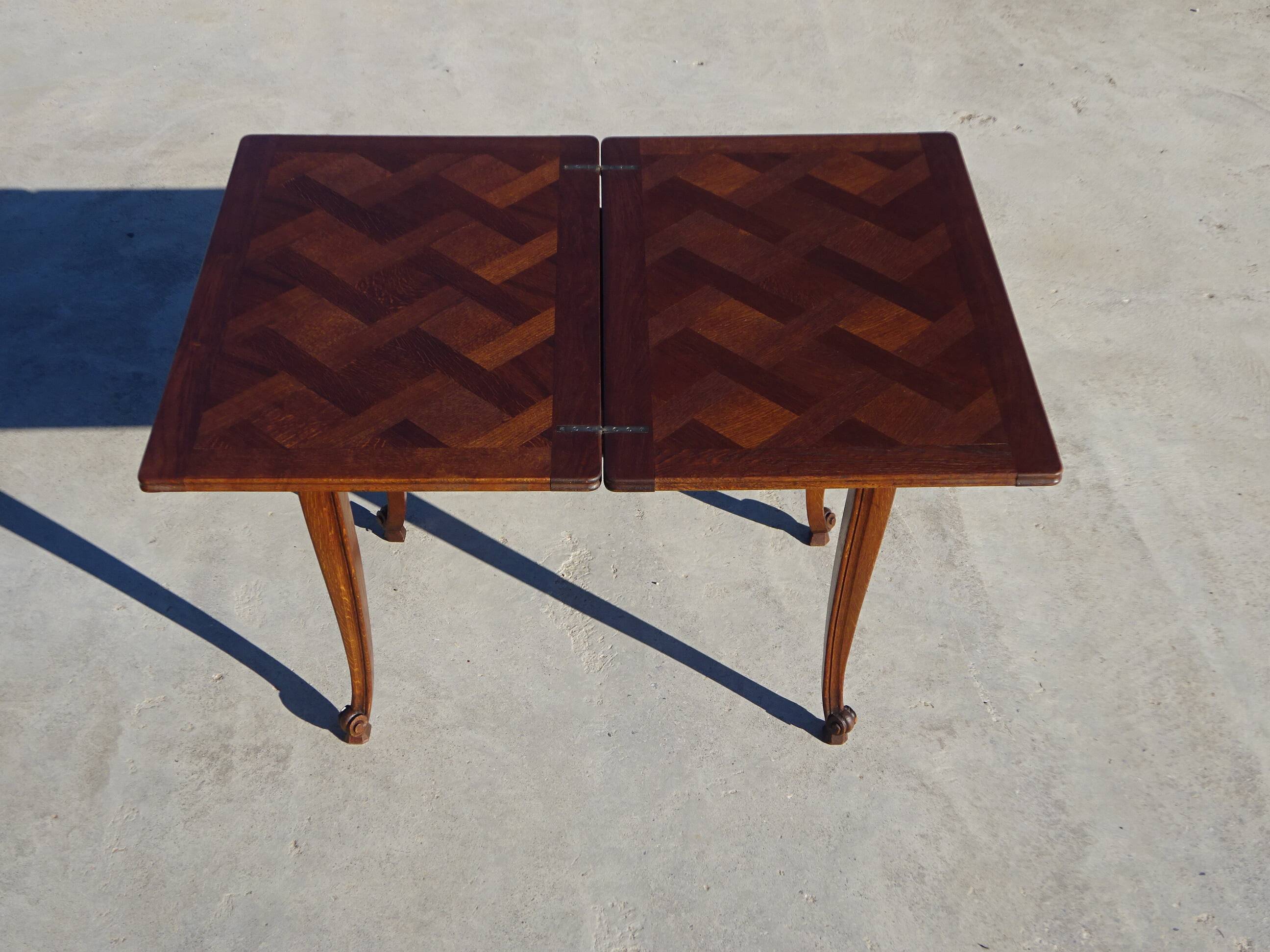 Extendable oak wallet table