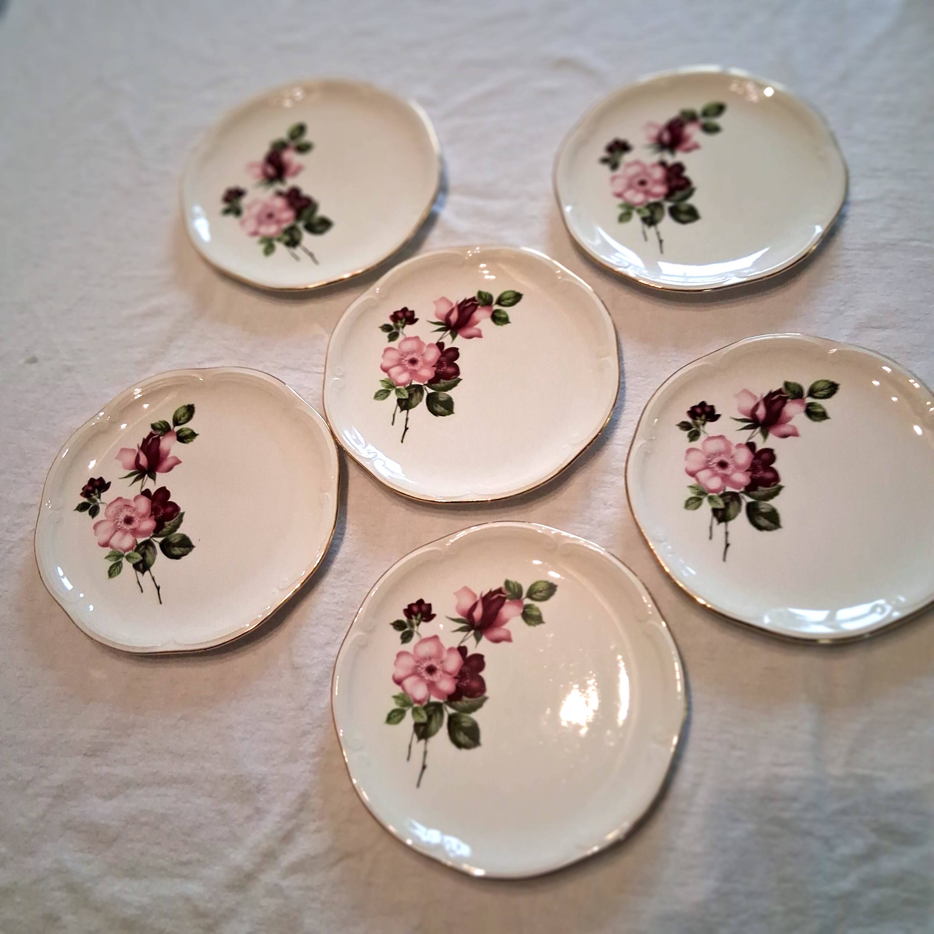6 dessert plates from Gien model "Chinon" in very good condition.