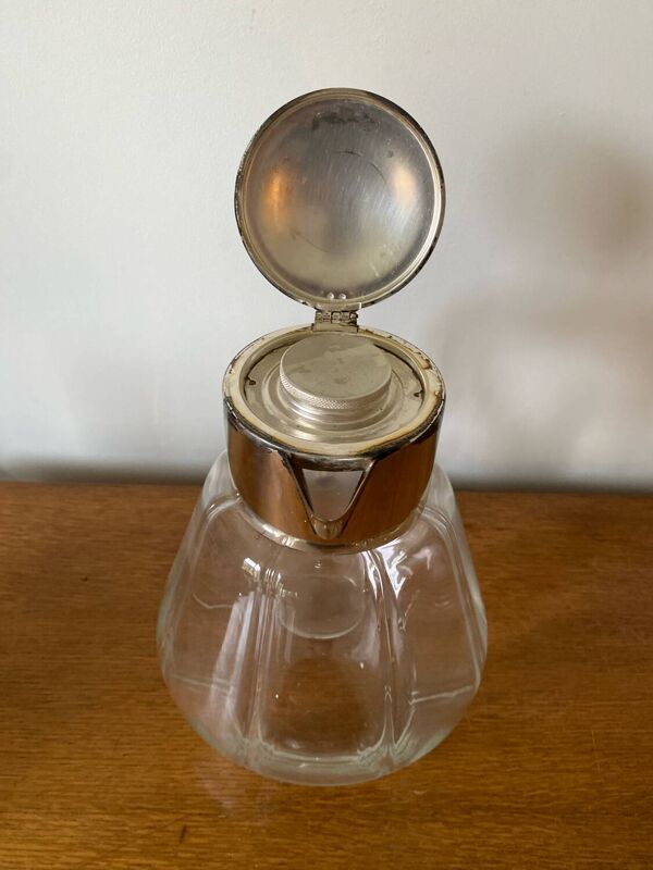 Carafe rafraîchissoir ancien en verre moulé et métal argenté