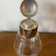 Carafe rafraîchissoir ancien en verre moulé et métal argenté