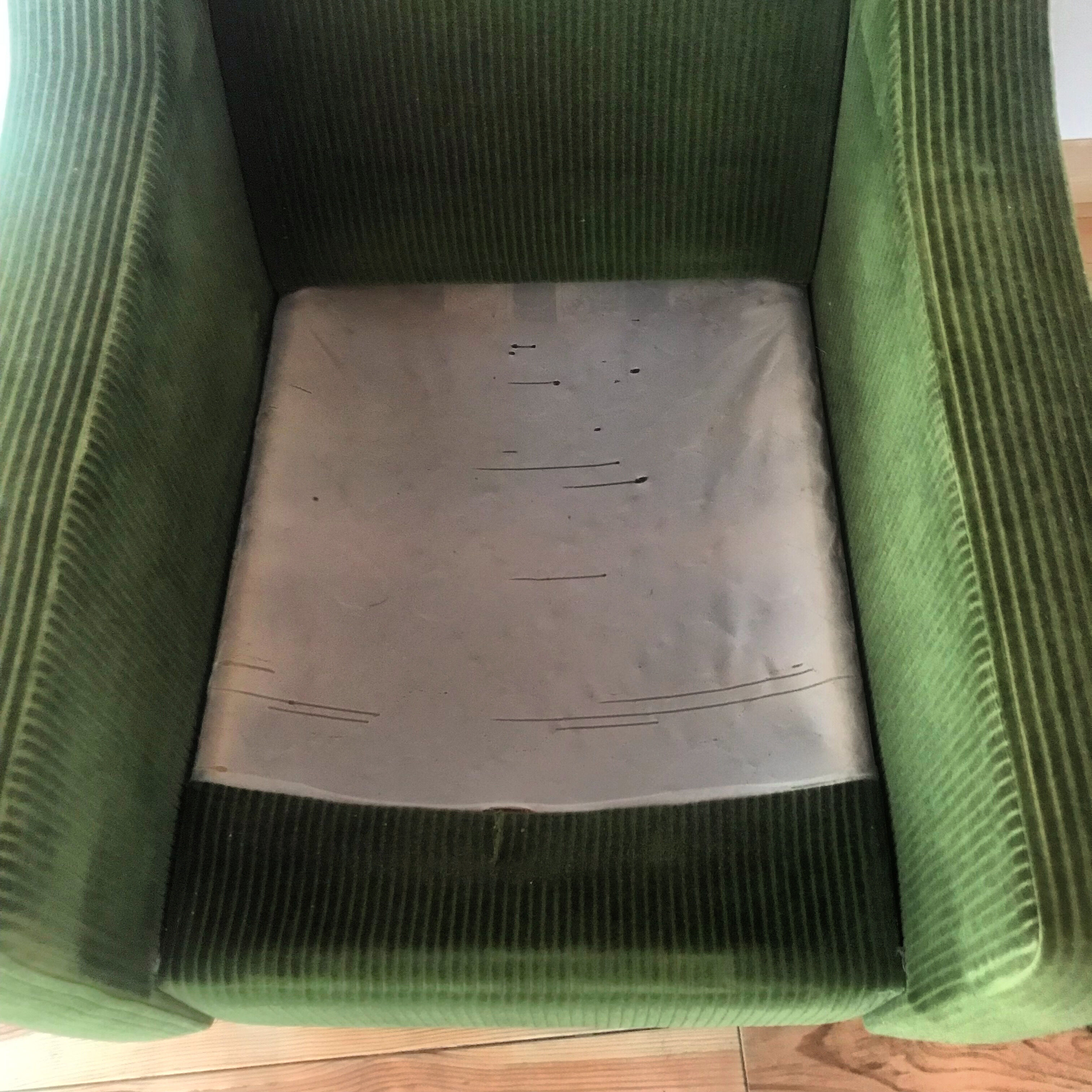Fauteuil club vintage en velours cotelé.