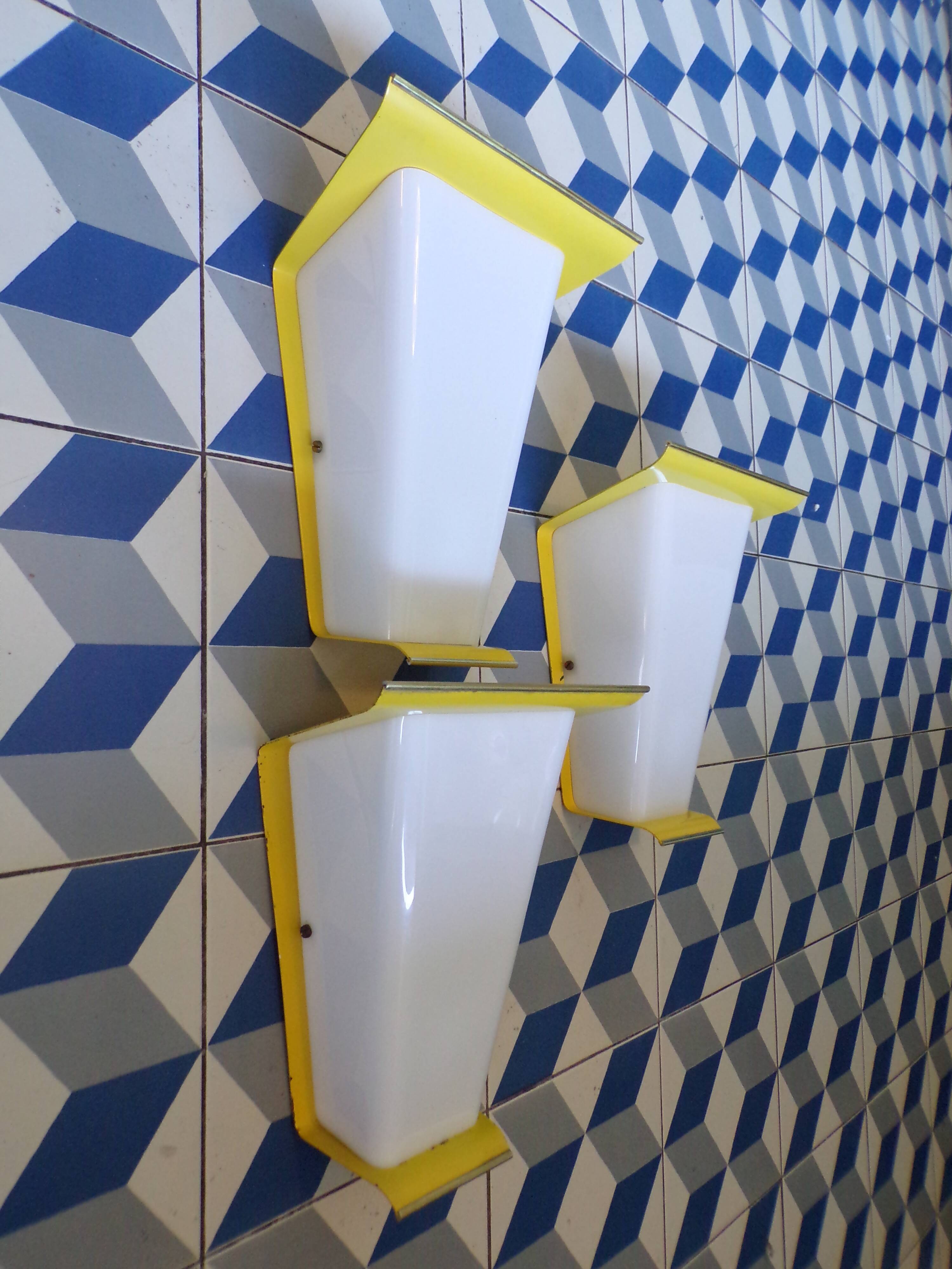 Trio d'appliques modernistes en tôle