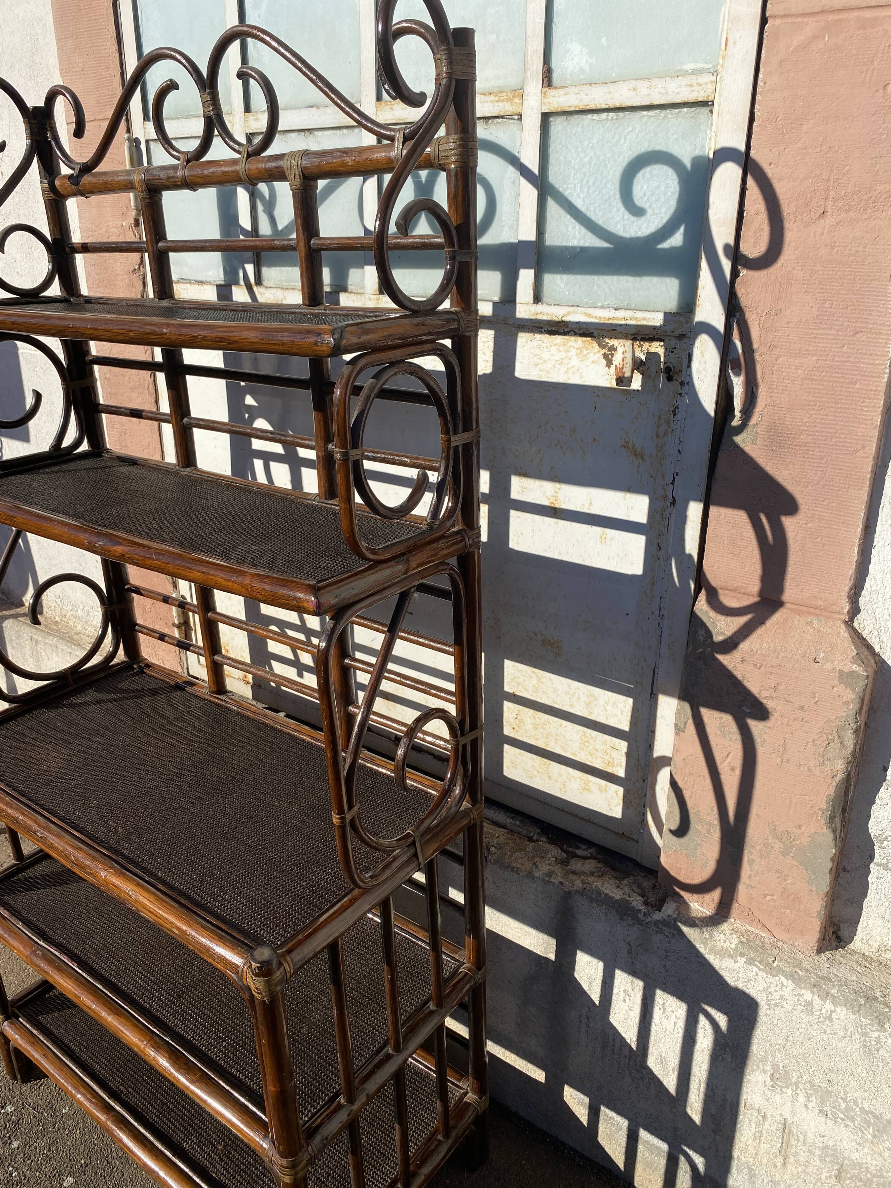 Shelf on volute wicker legs