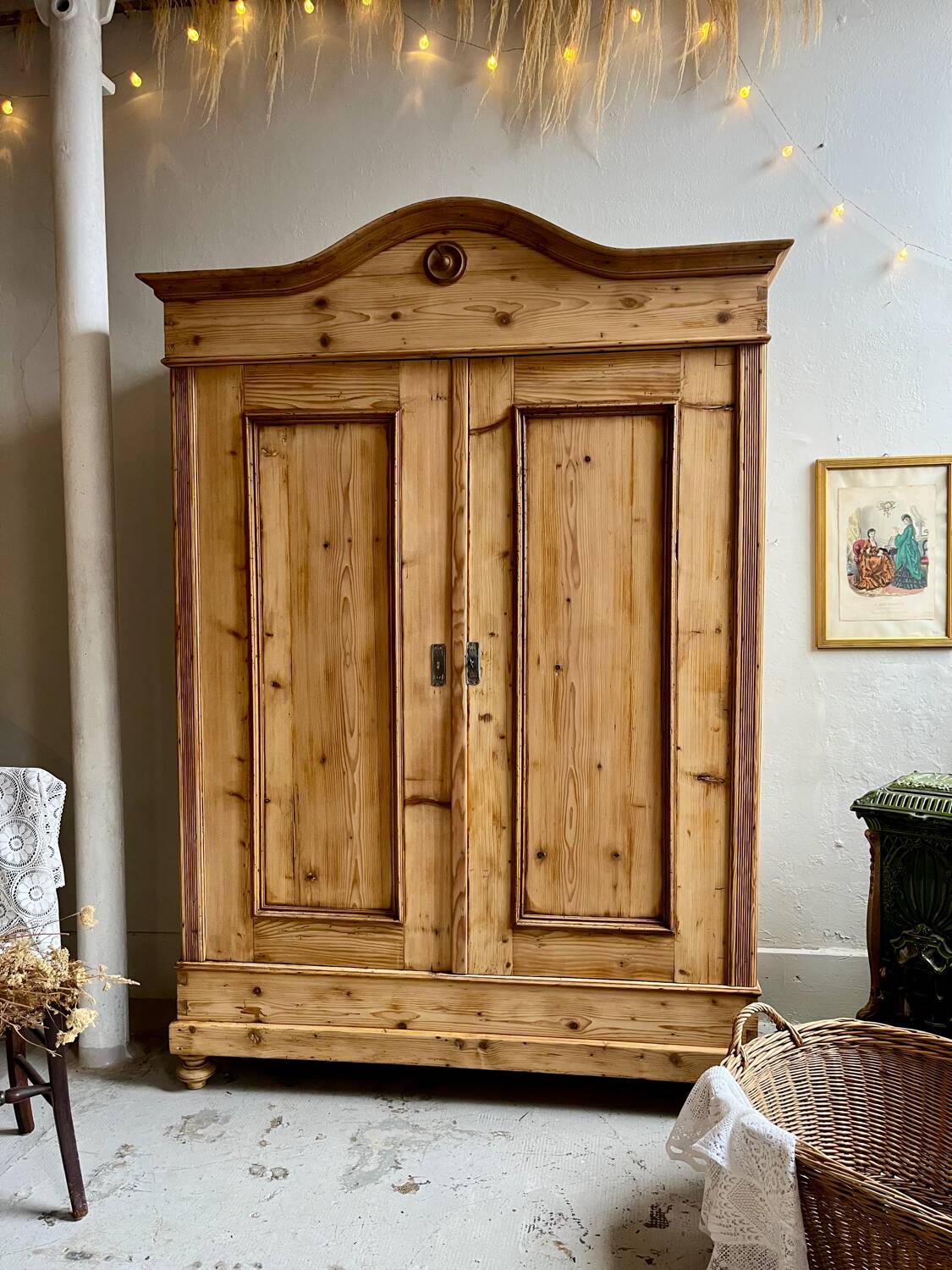 Hat cabinet with 2 doors